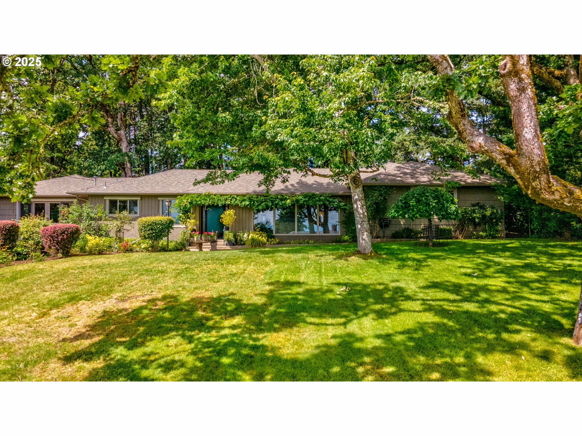 Property Photo: 825 Kingwood Dr NW OR 97304
