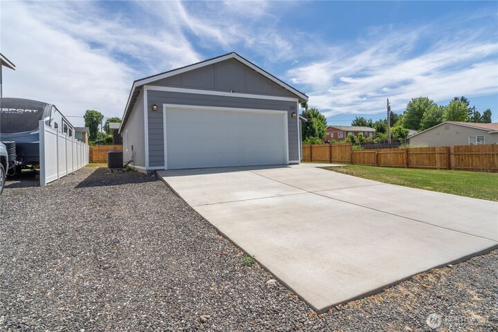 Property Photo: 209 W 7th Avenue WA 98857