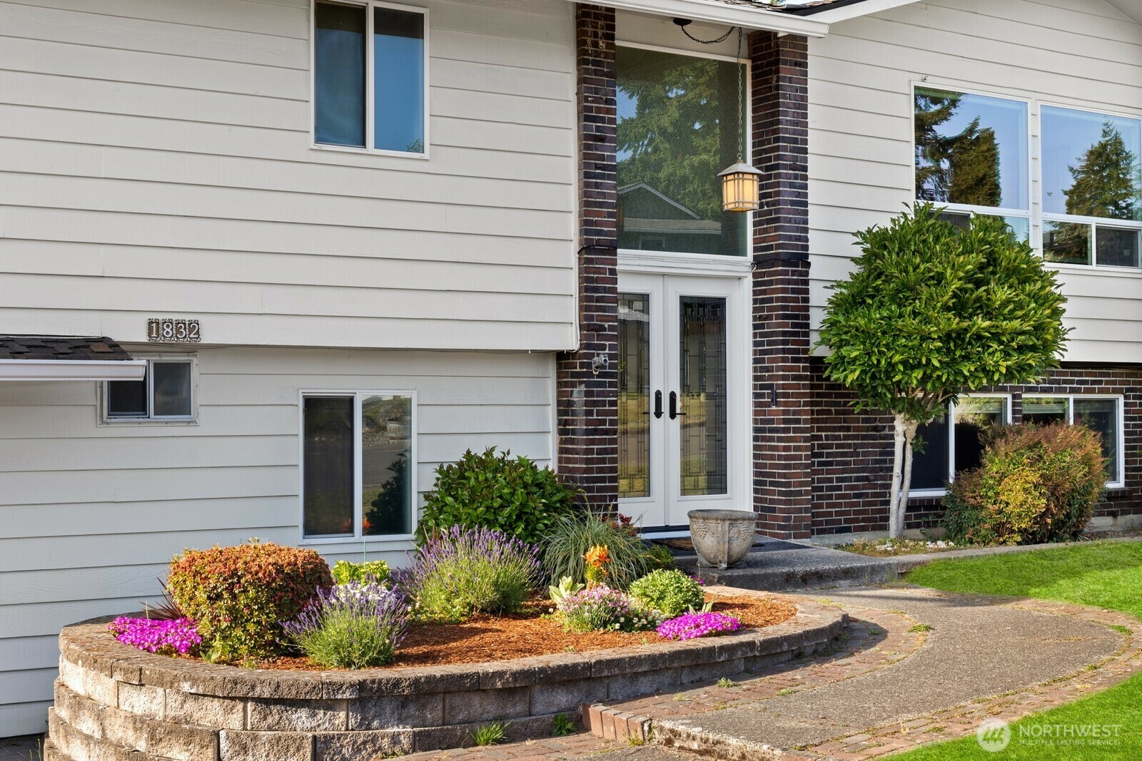 Property Photo: 1832 SE 16th Place WA 98055