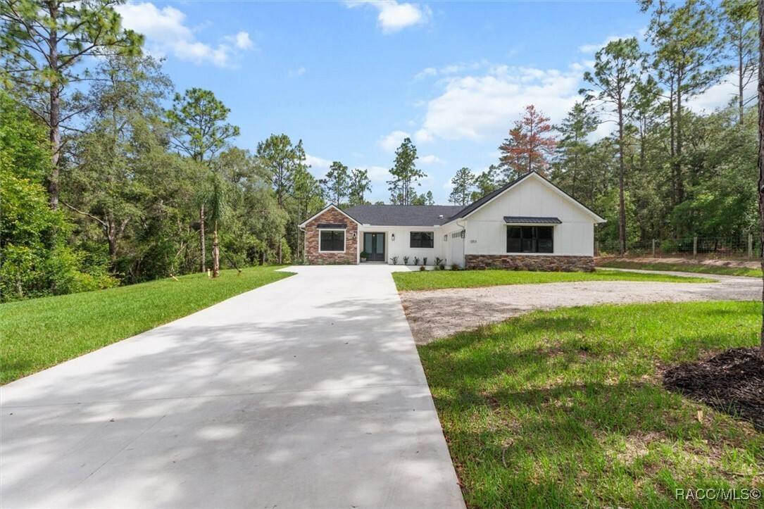 Property Photo: 1253 E Hobart Lane FL 34442