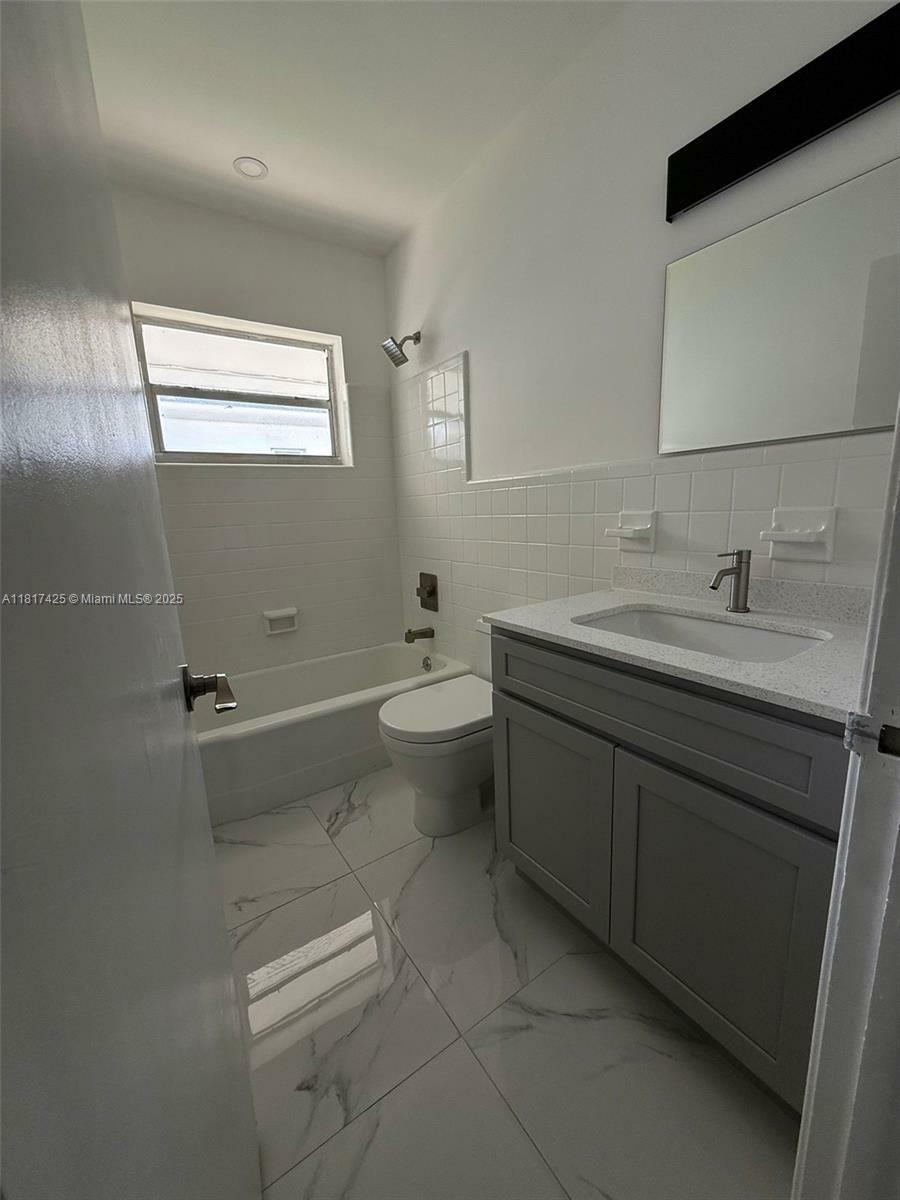 Property Photo: 2191 NE 167th St 1 FL 33162
