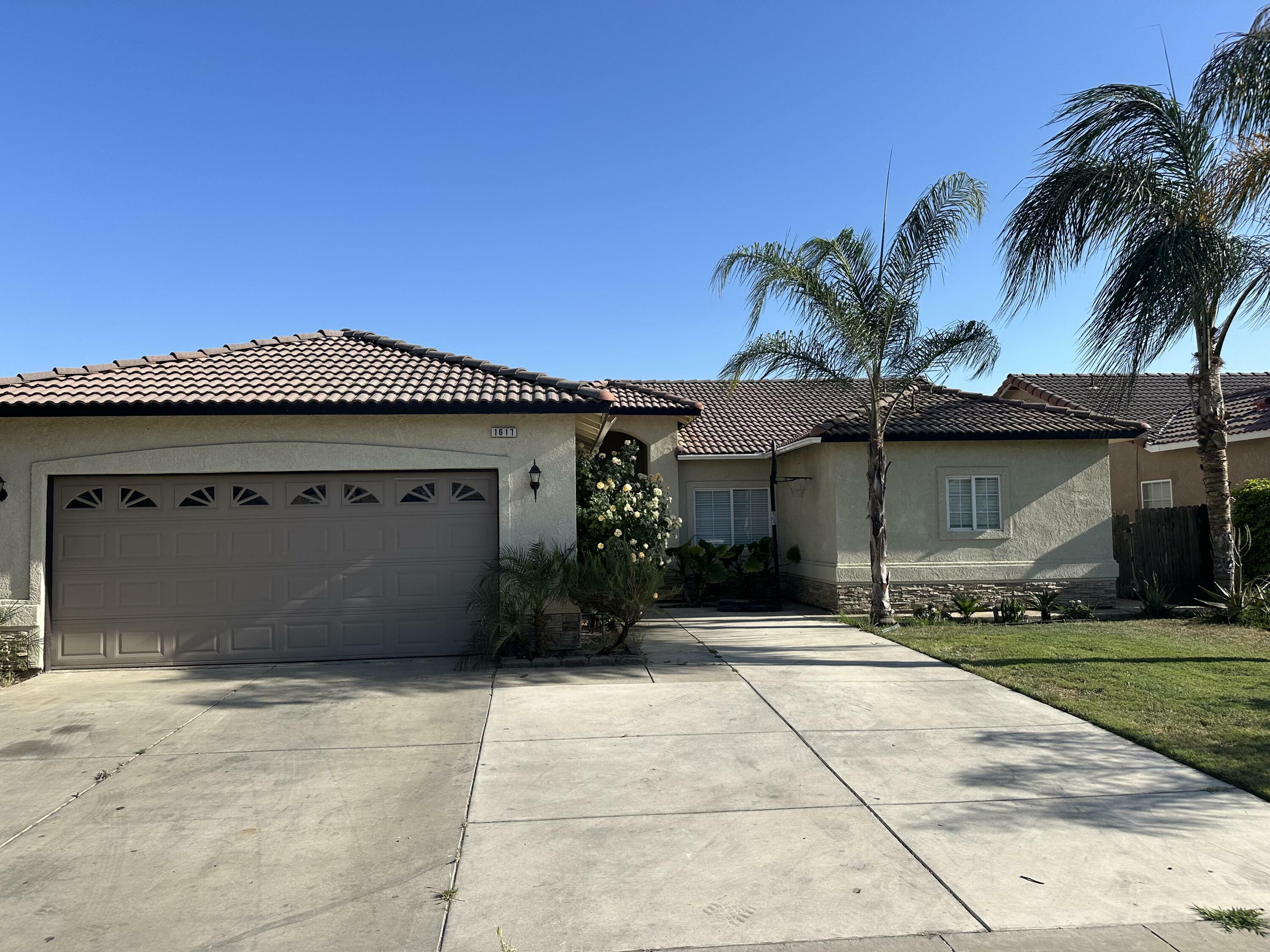 Property Photo:  1617 Beaumont Ct. Court  CA 93274 