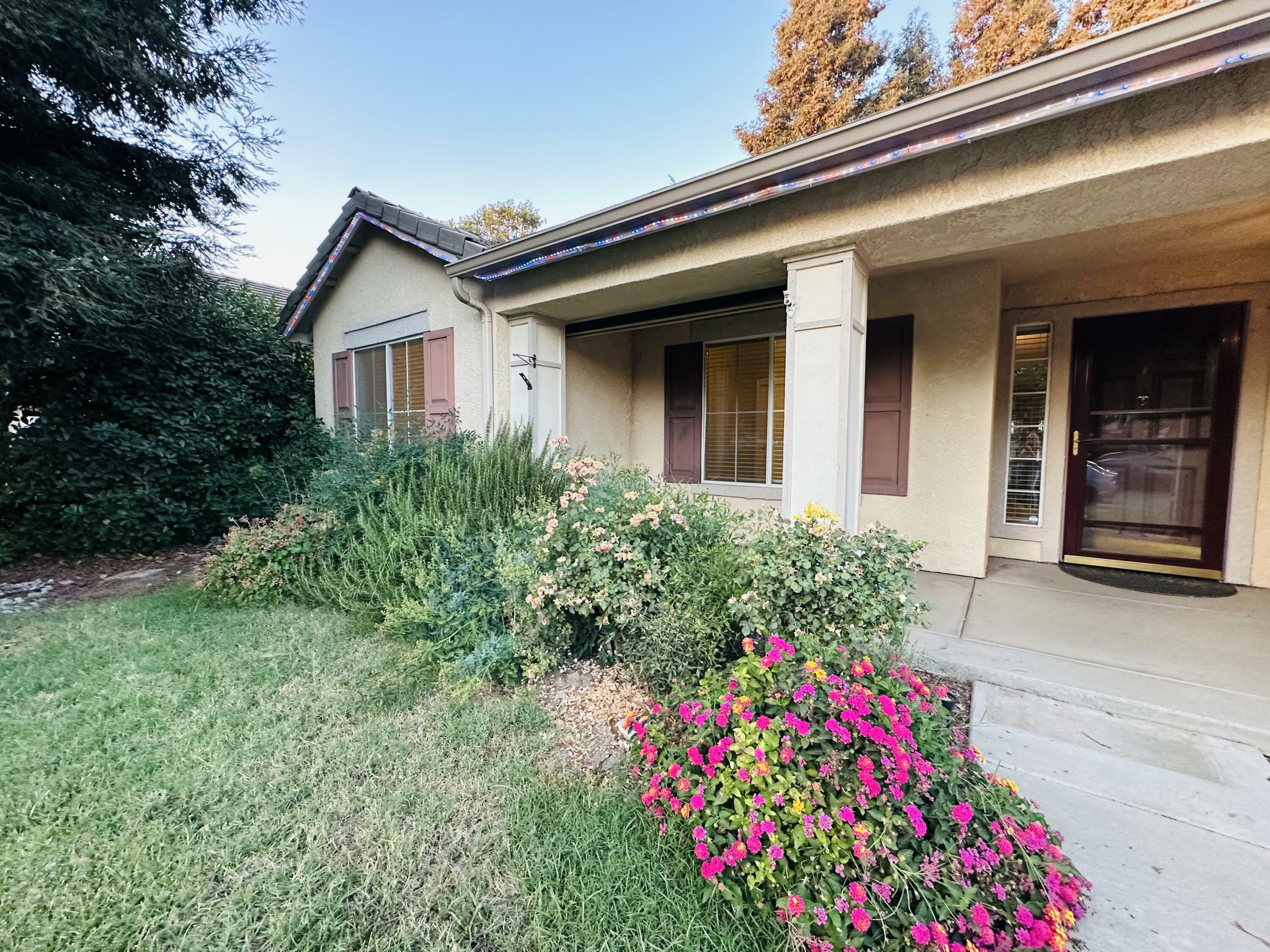 Property Photo: 3708 S Pride Court CA 93277