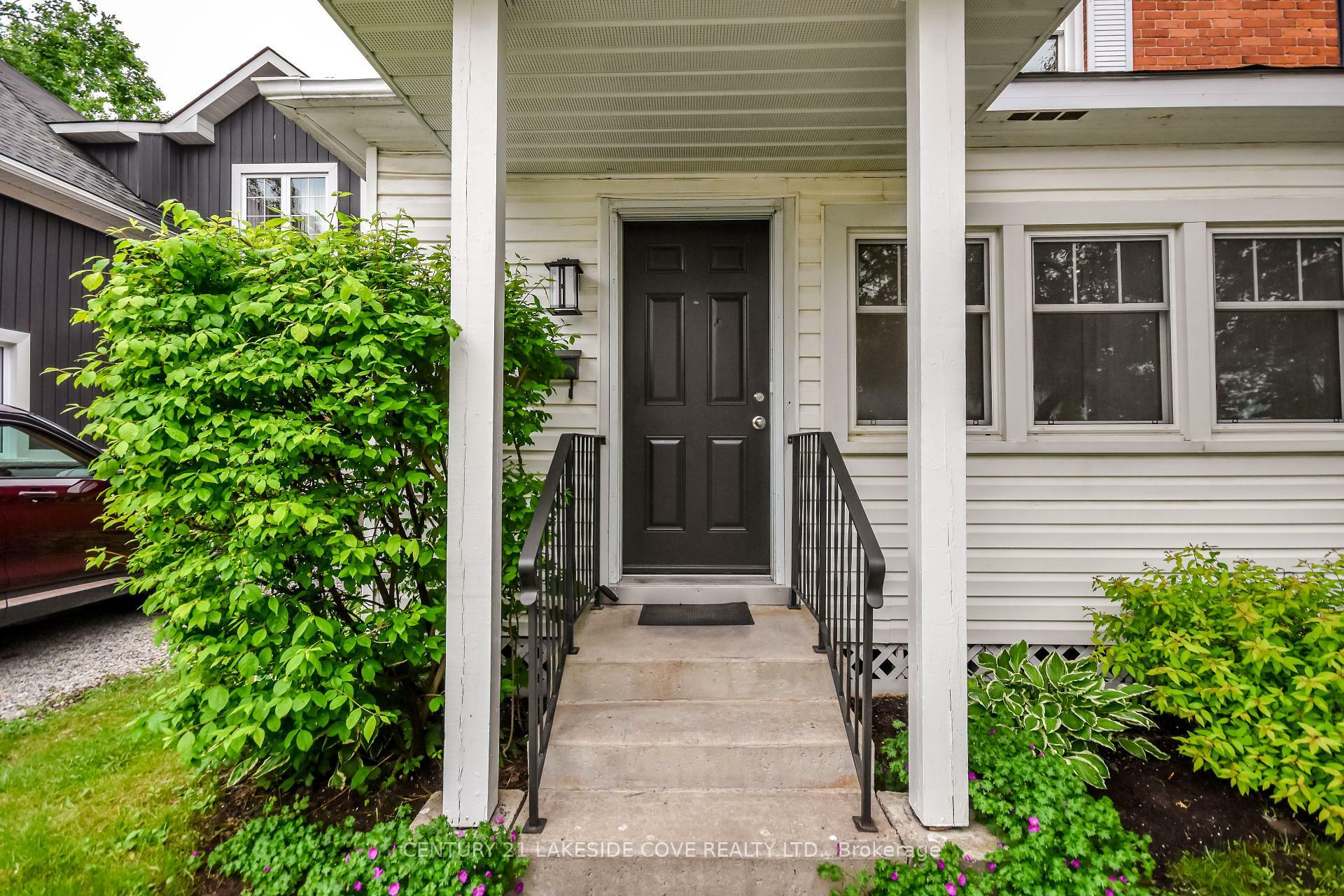 Photo de la propriété: 74 Penetang Street ON L3V 3N5