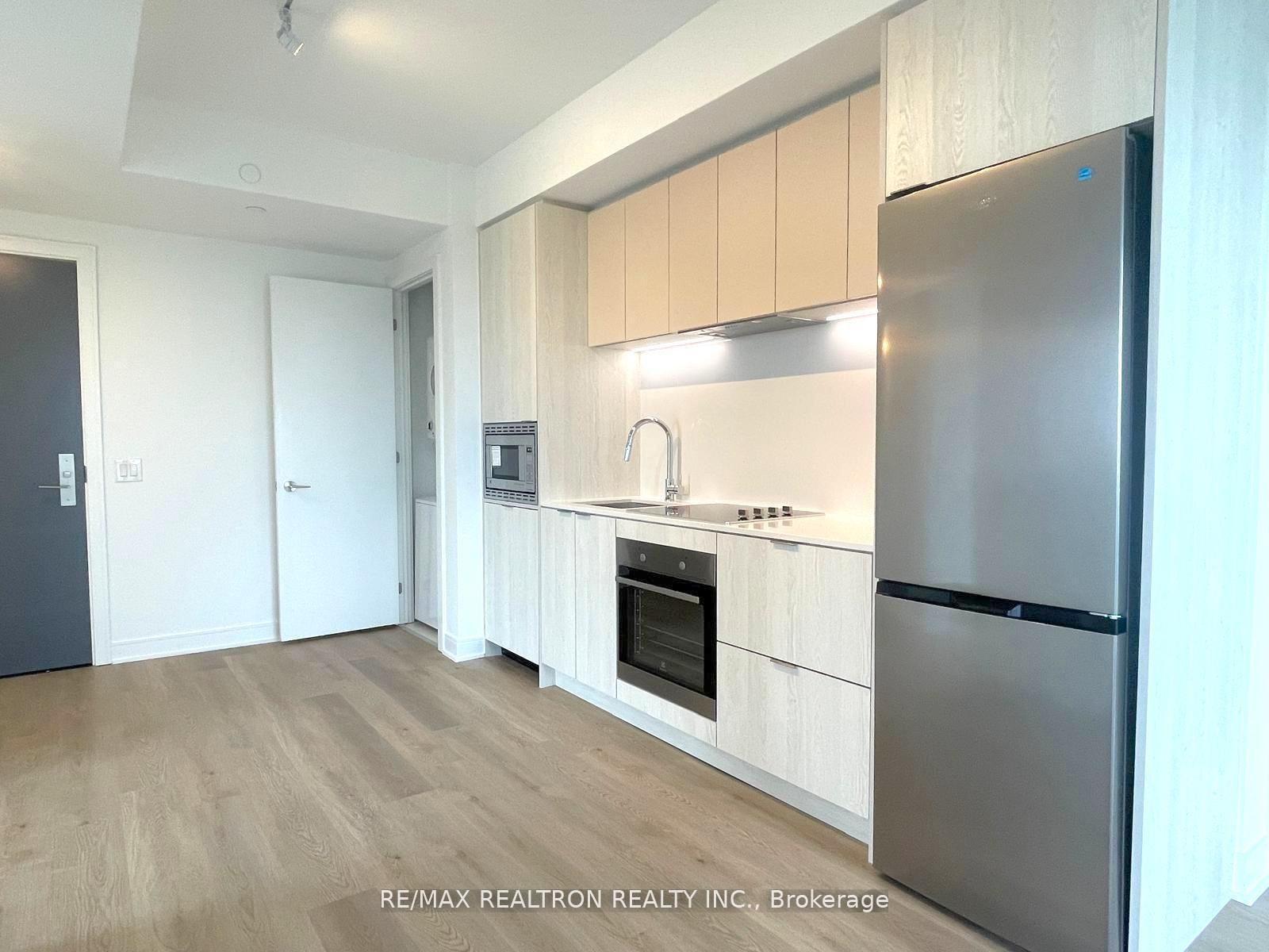 Property Photo:  86 Dundas Street E 1215  ON L5A 0B1 