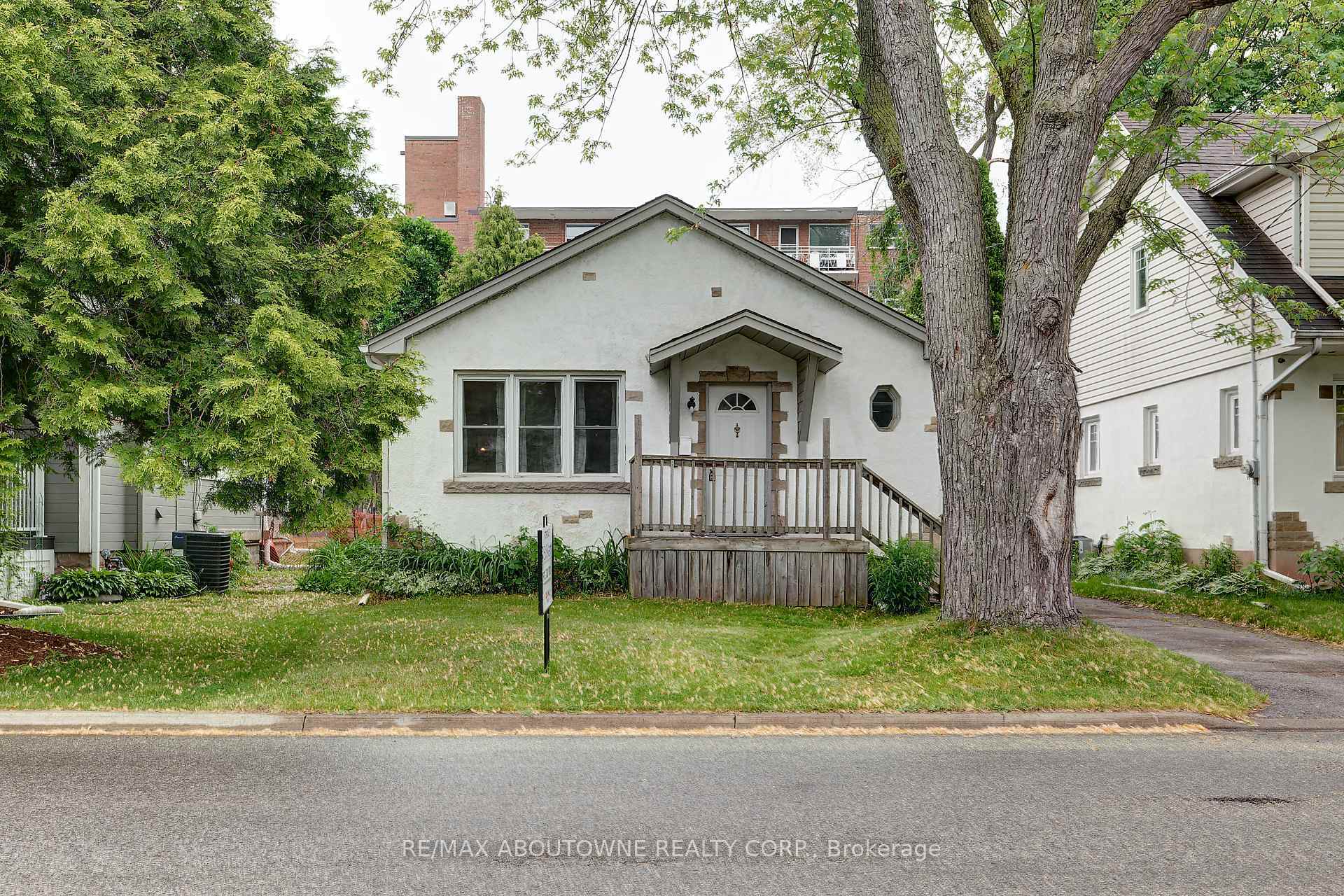 Property Photo: 469 Woodland Avenue ON L7R 2S2