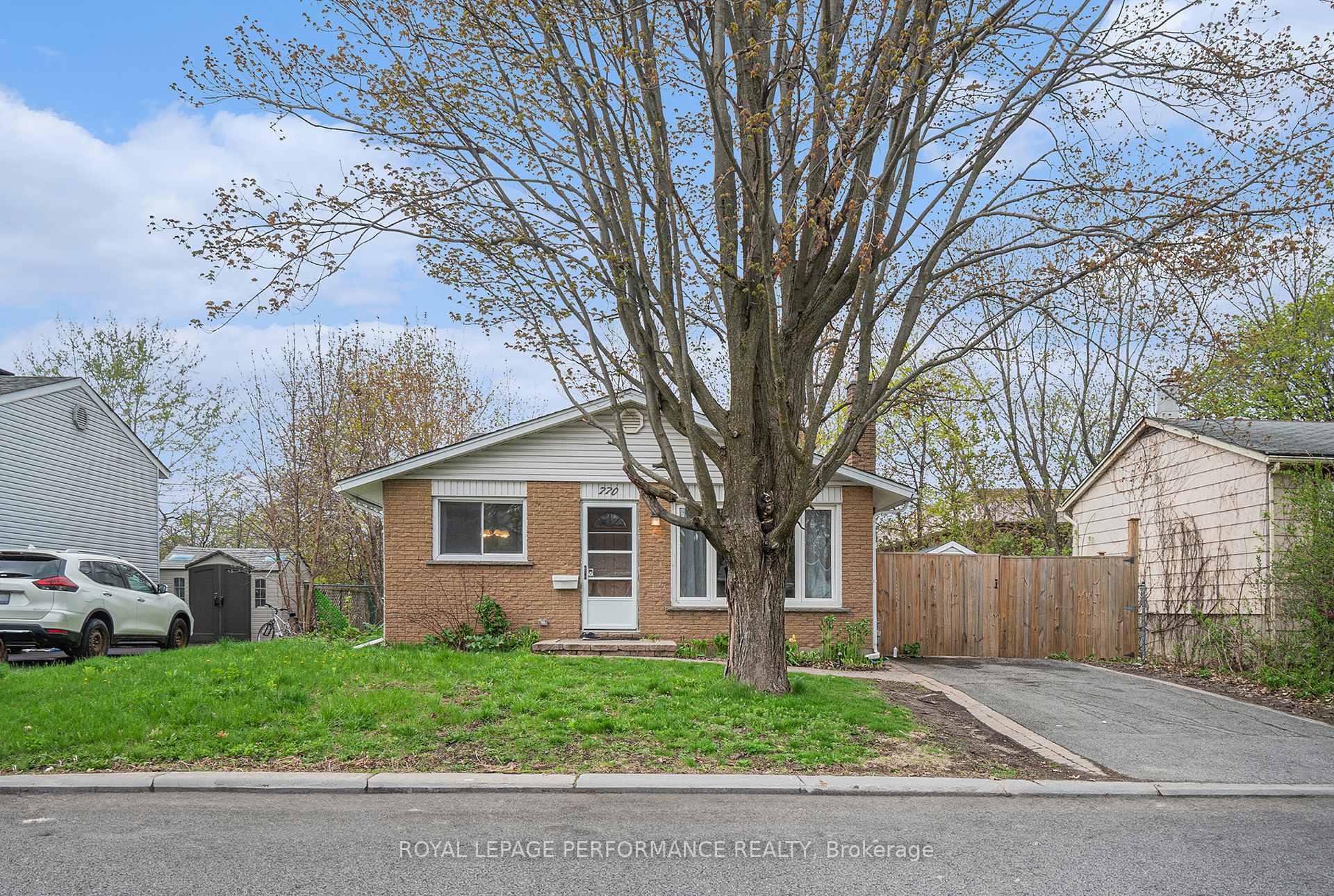 Property Photo: 770 Eastvale Drive ON K1J 6Z6