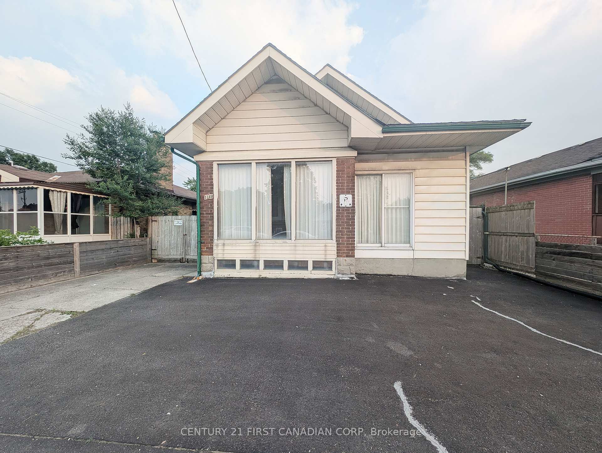 Property Photo: 1169 Oxford Street E ON N5Y 3L7