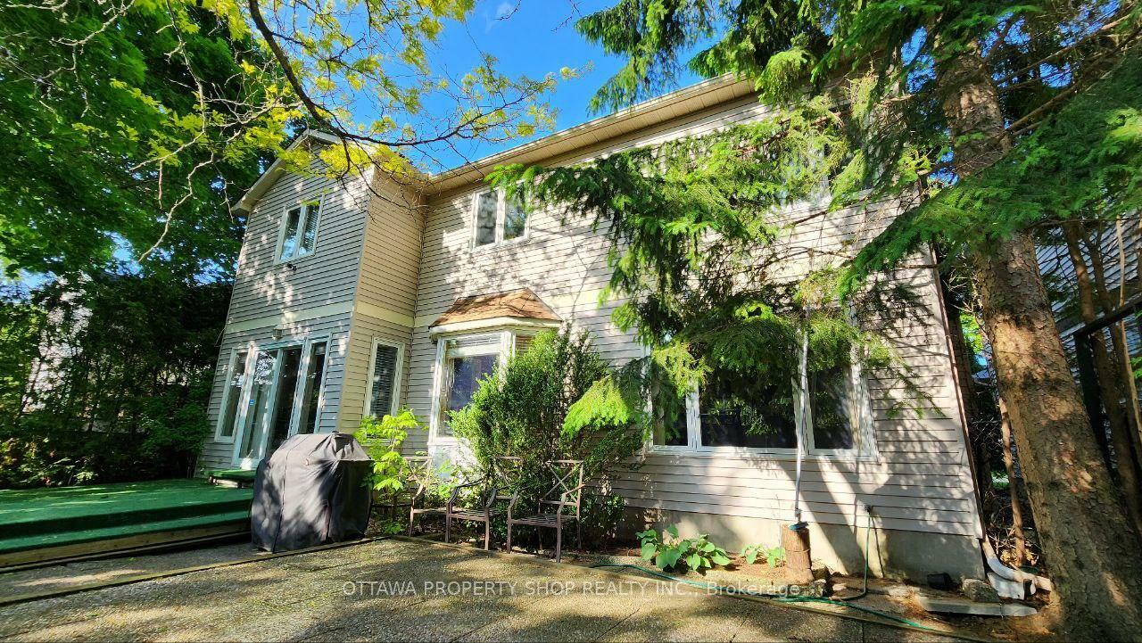 Photo de la propriété: 566 Falwyn Crescent W ON K4A 2A4