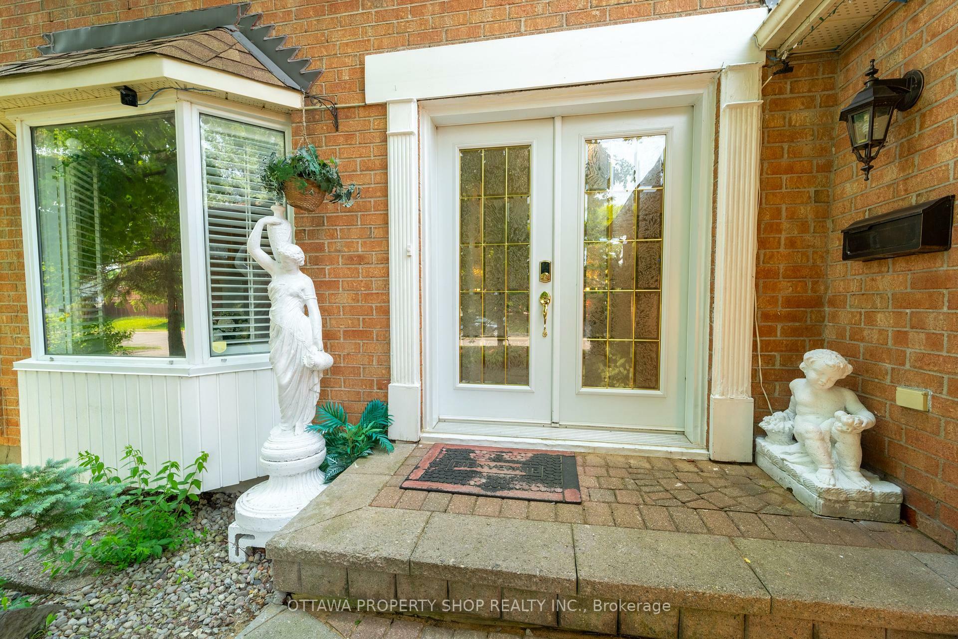 Property Photo:  566 Falwyn Crescent W  ON K4A 2A4 