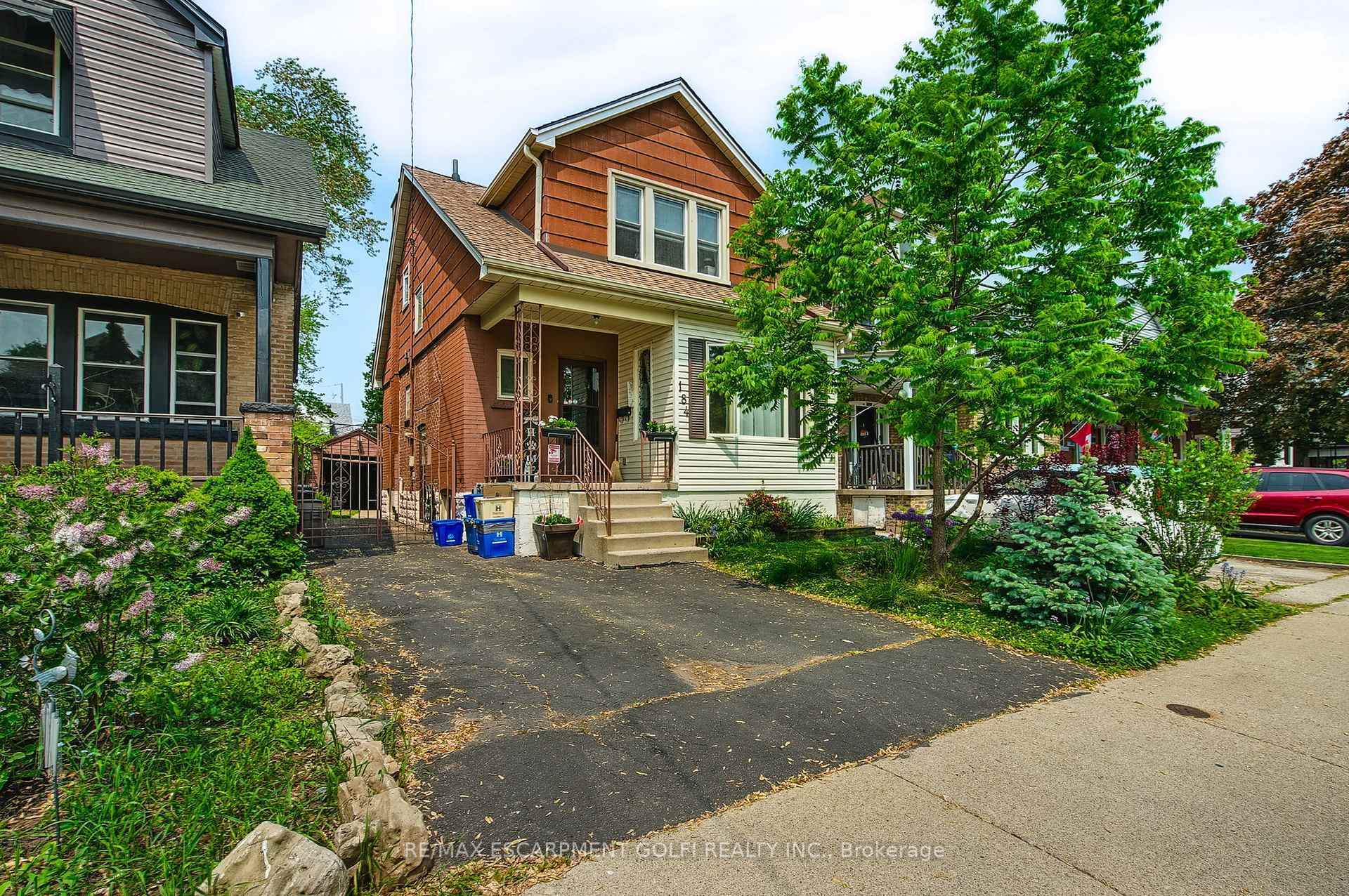 Property Photo: 184 Rosslyn Avenue S ON L8M 3J5