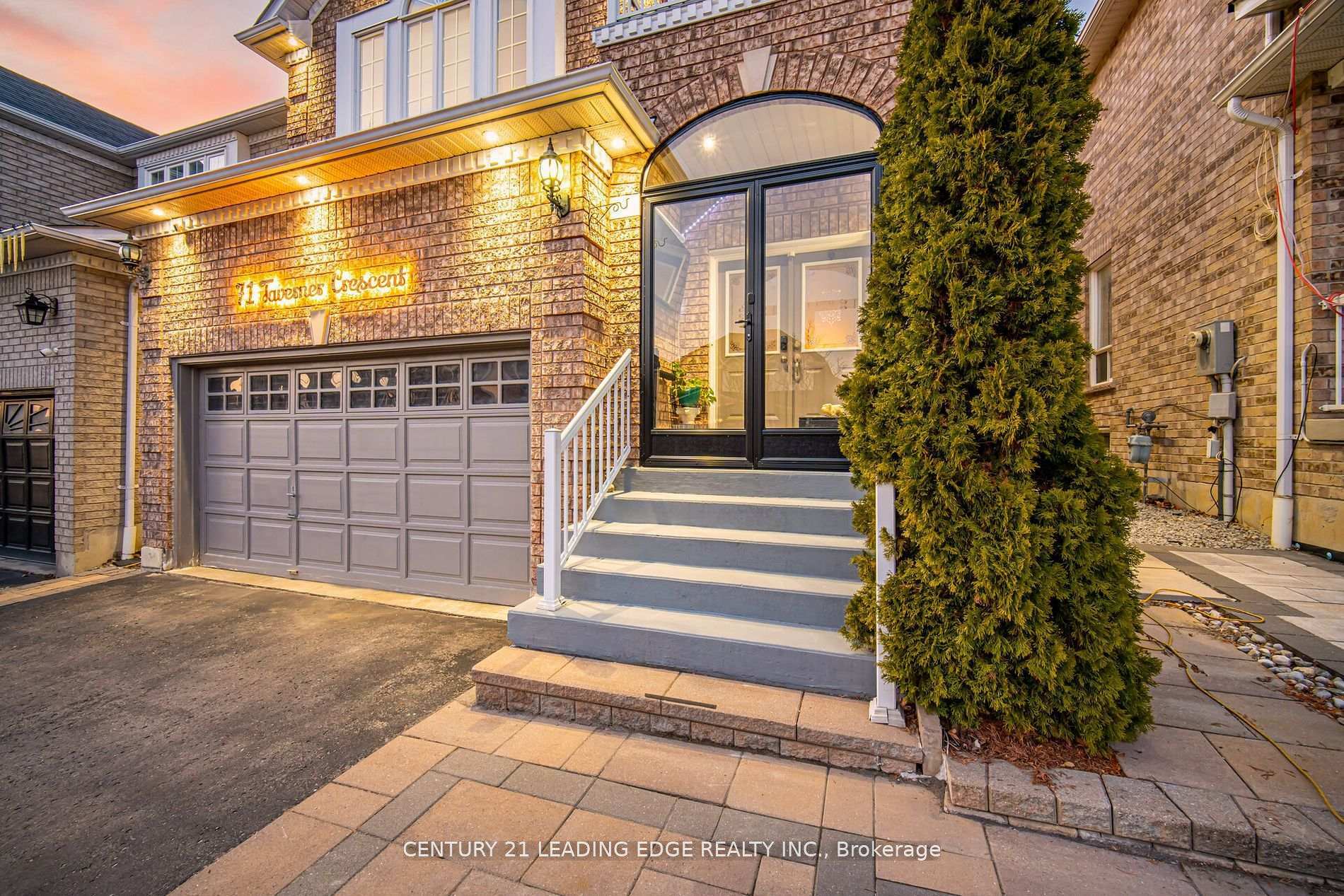 Photo de la propriété:  71 Taverner Crescent N  ON L1T 0K1 