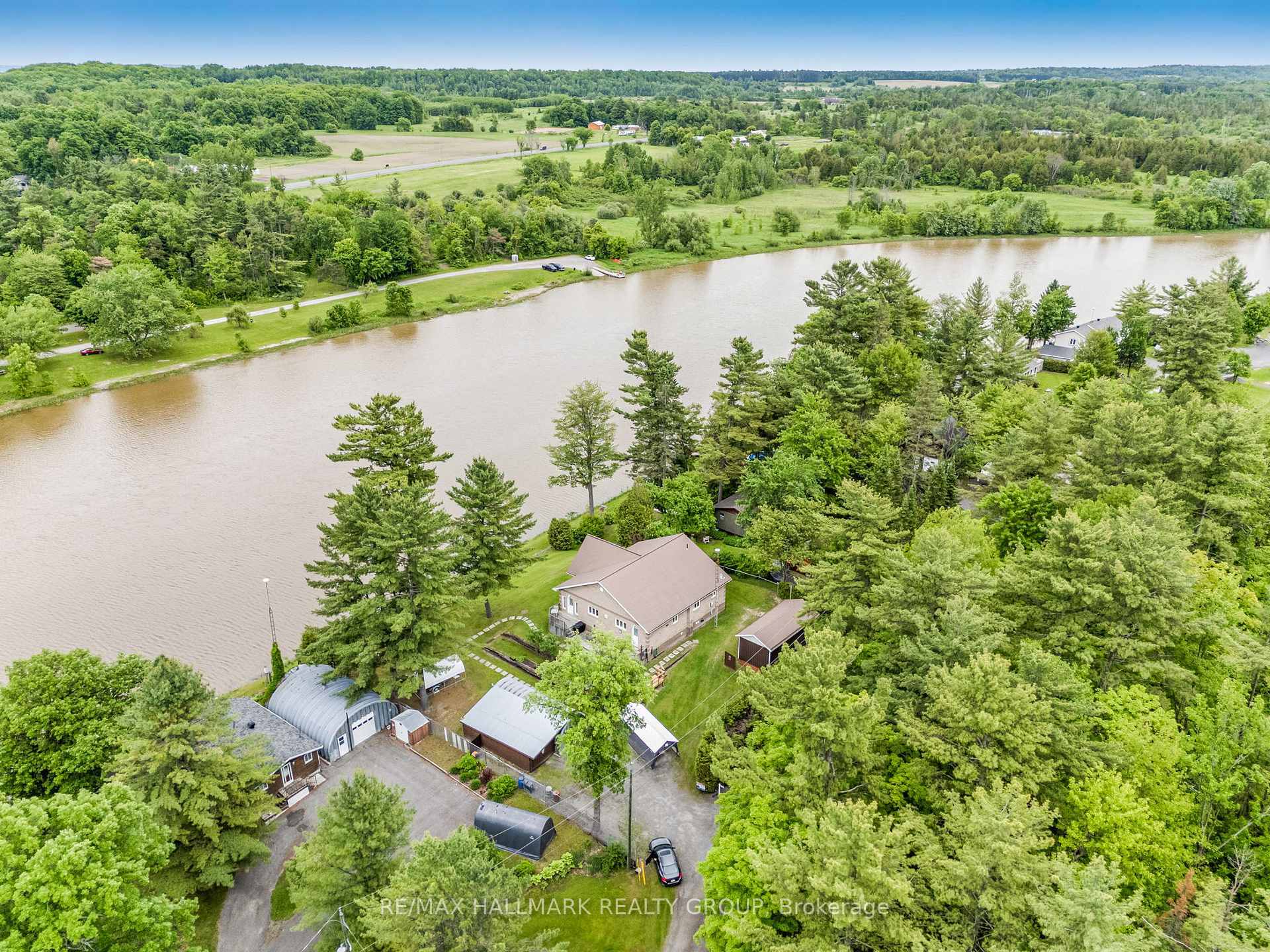 Property Photo: 2071 Tessier Street ON K0B 1L0