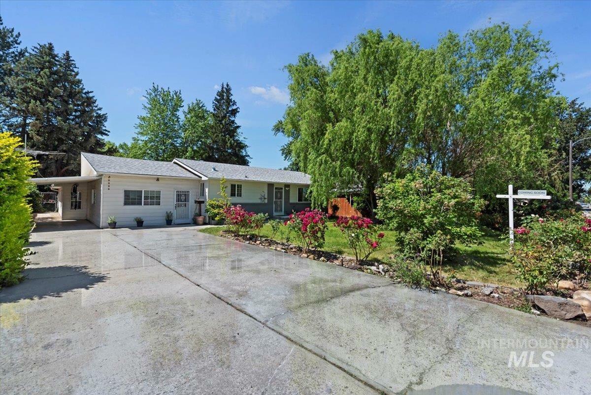 Property Photo:  425 W Pine Ave  ID 83642-2132 