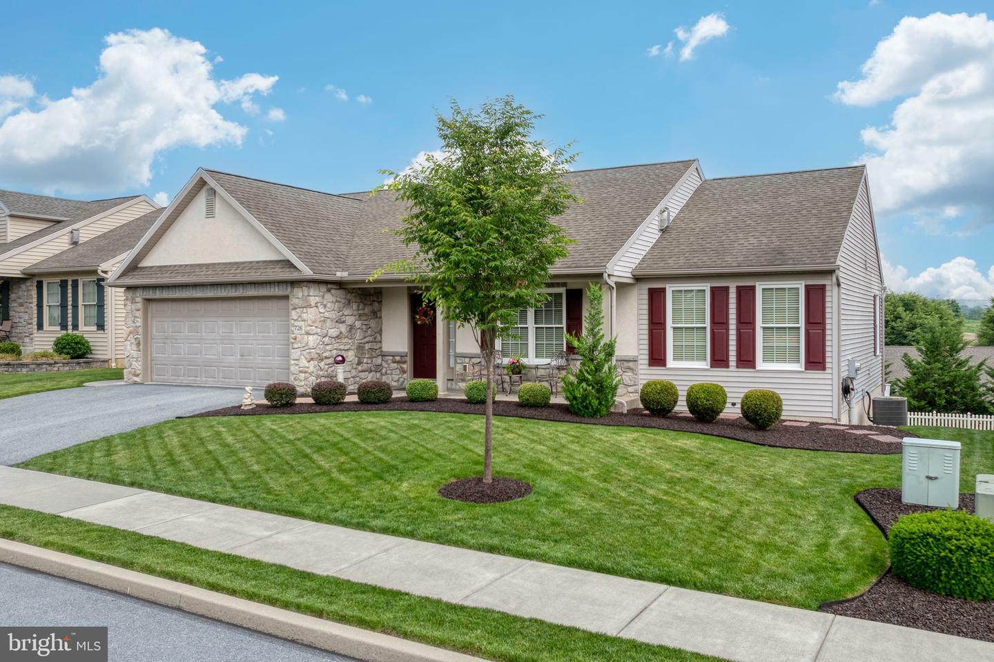 Property Photo: 726 Heather Ridge PA 17545