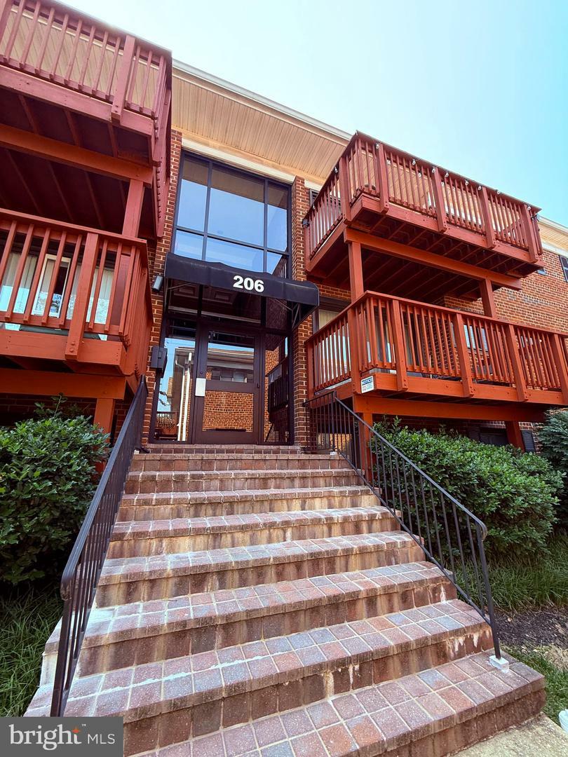 Property Photo: 206 Skyhill Road 6 VA 22314