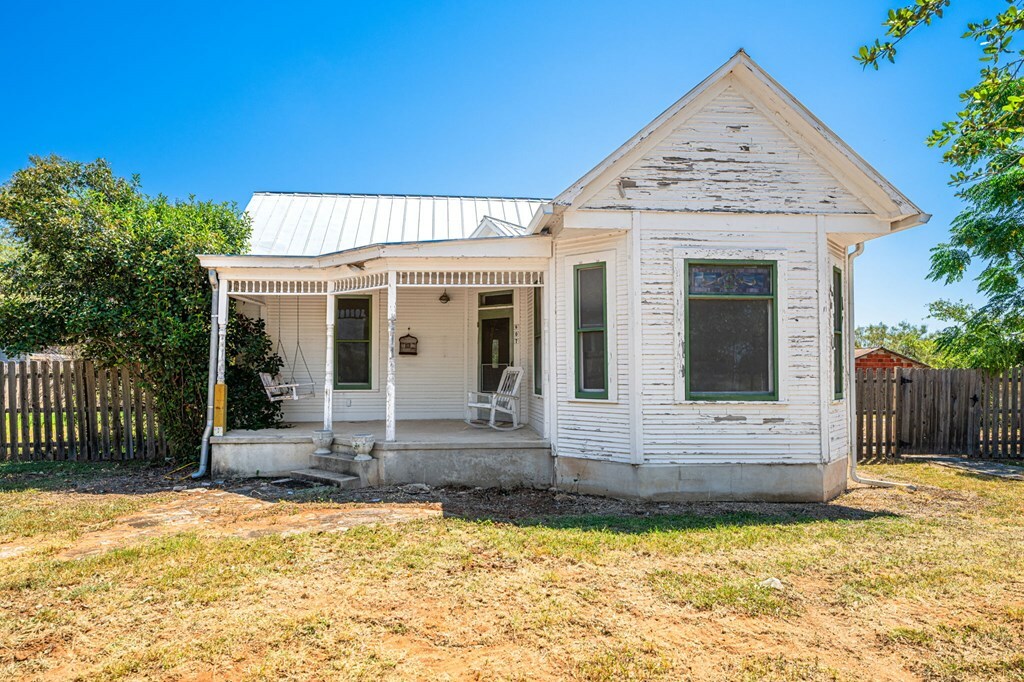 Property Photo: 807 Eagle St 1 TX 78624