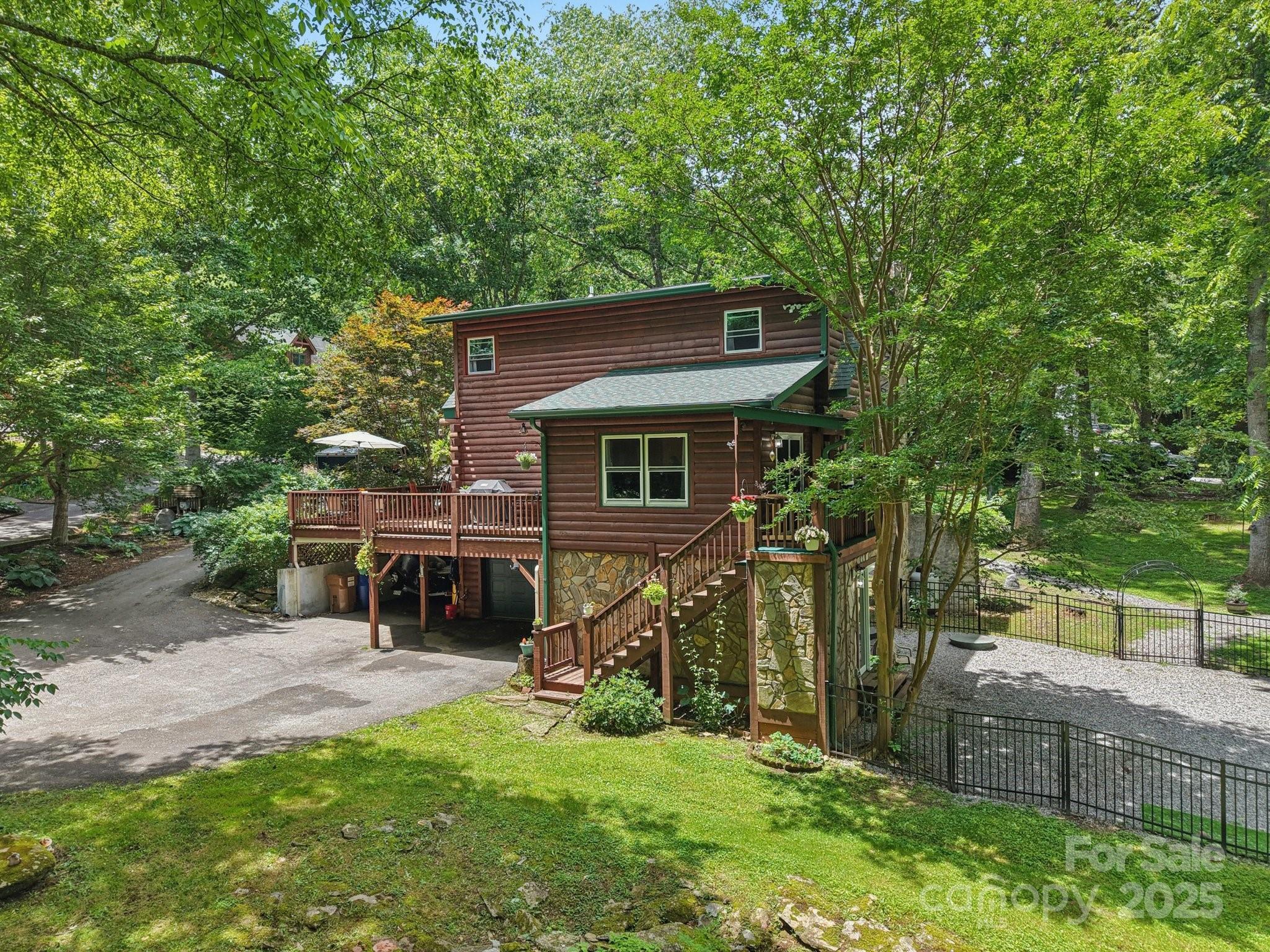 Property Photo: 17 Cripple Creek Drive NC 28785