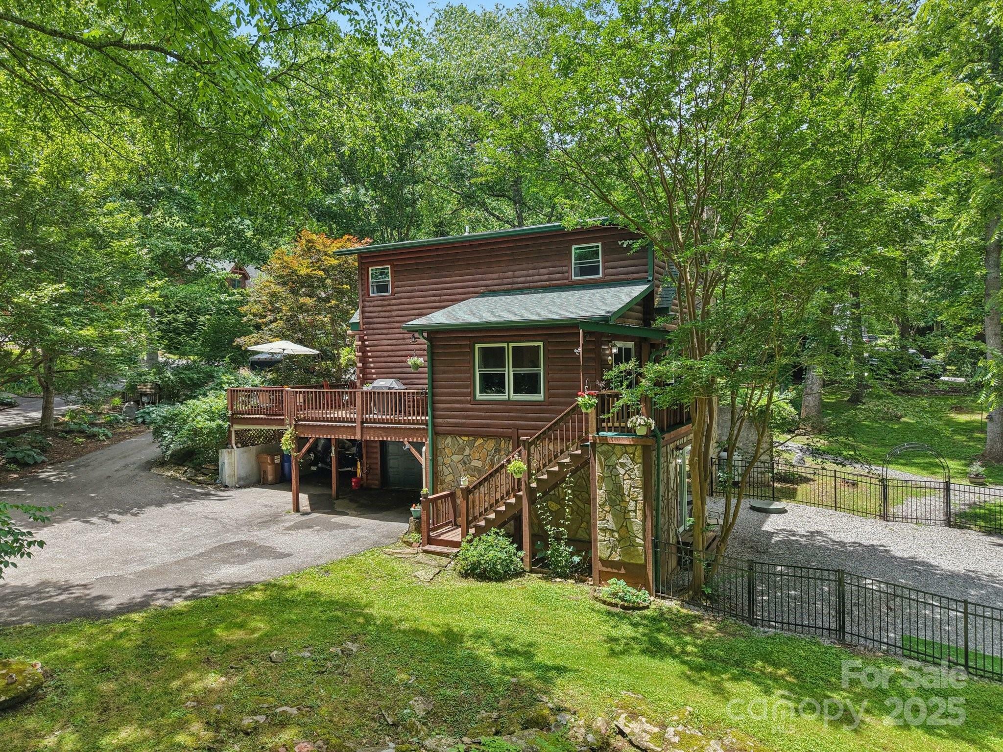 Property Photo: 17 Cripple Creek Drive NC 28785