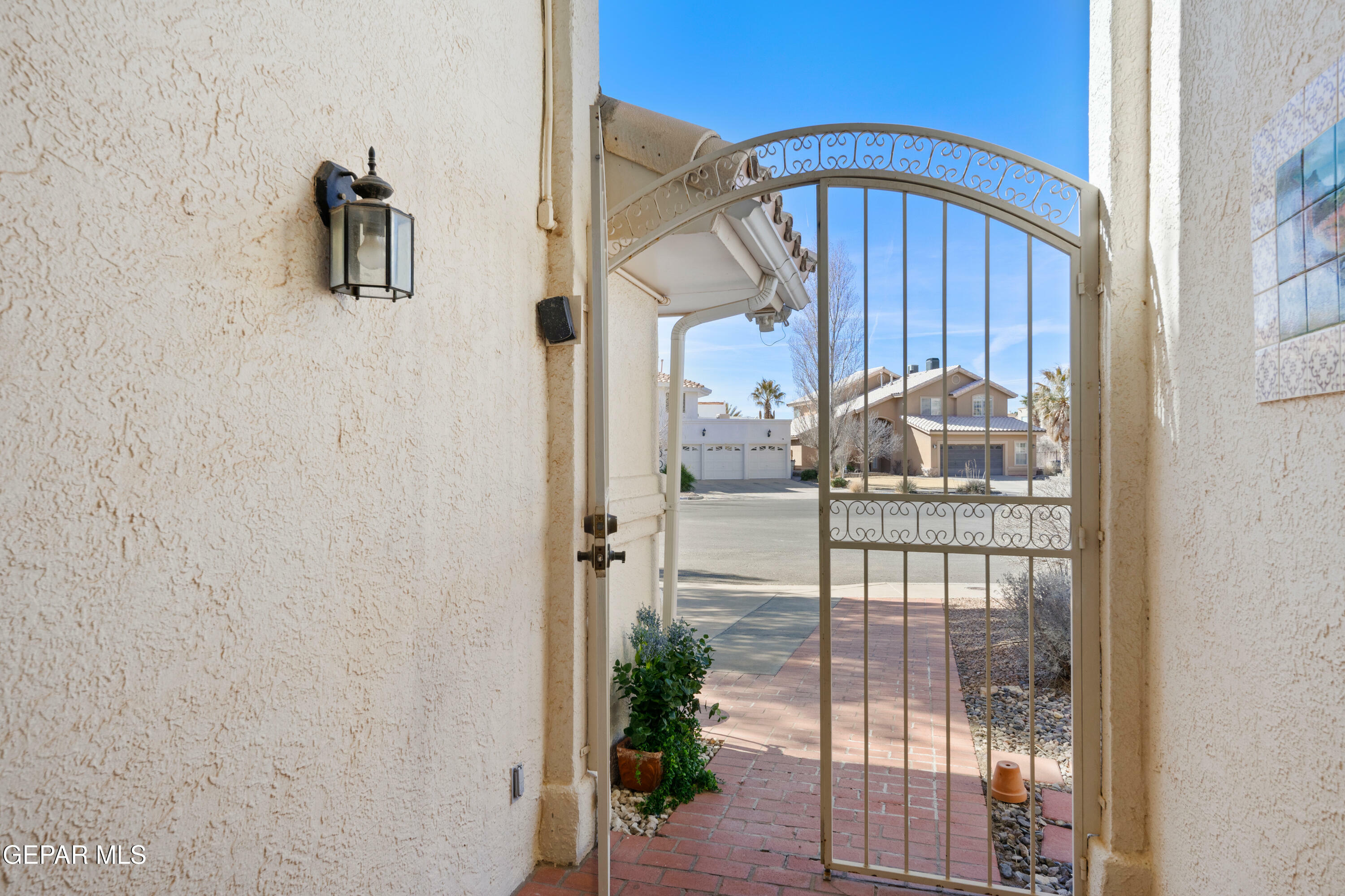 Property Photo:  908 Via De La Paz Drive  TX 79912 