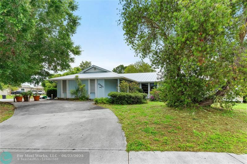 Property Photo: 2041 SE Floresta Dr FL 34984