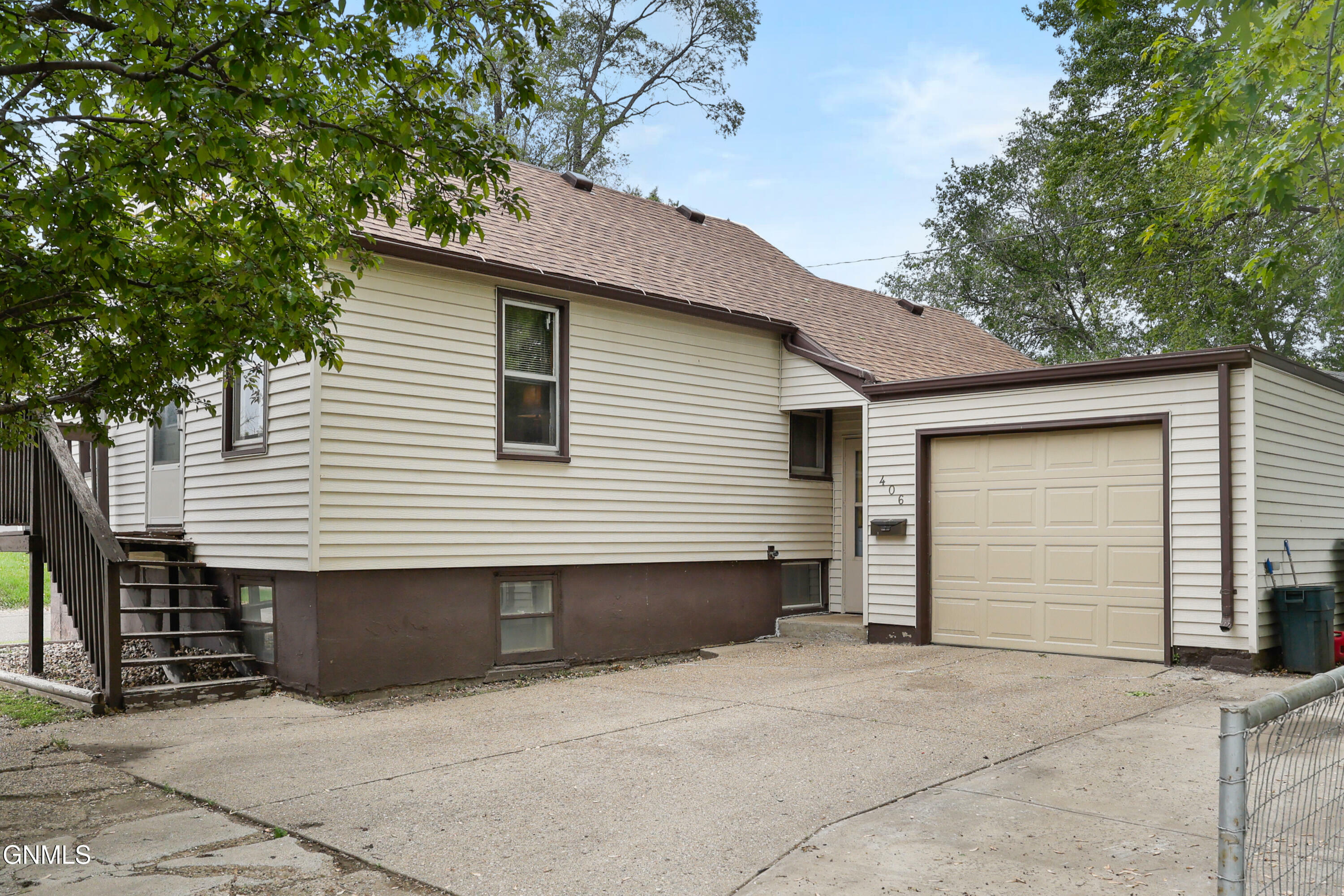 Property Photo: 406 2nd Street NE ND 58554