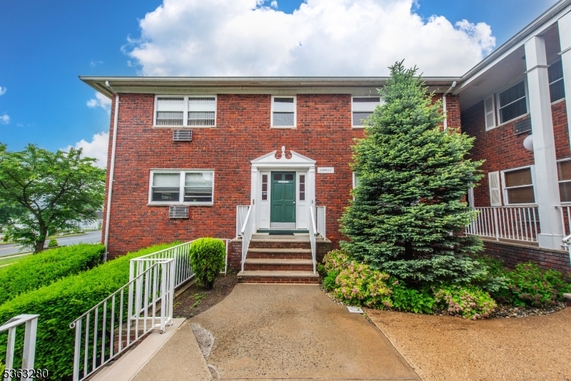 Property Photo:  197 N Beverwyck Rd 1  NJ 07034 