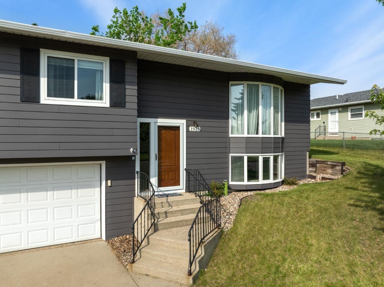Property Photo: 1925 10th St NW ND 58703