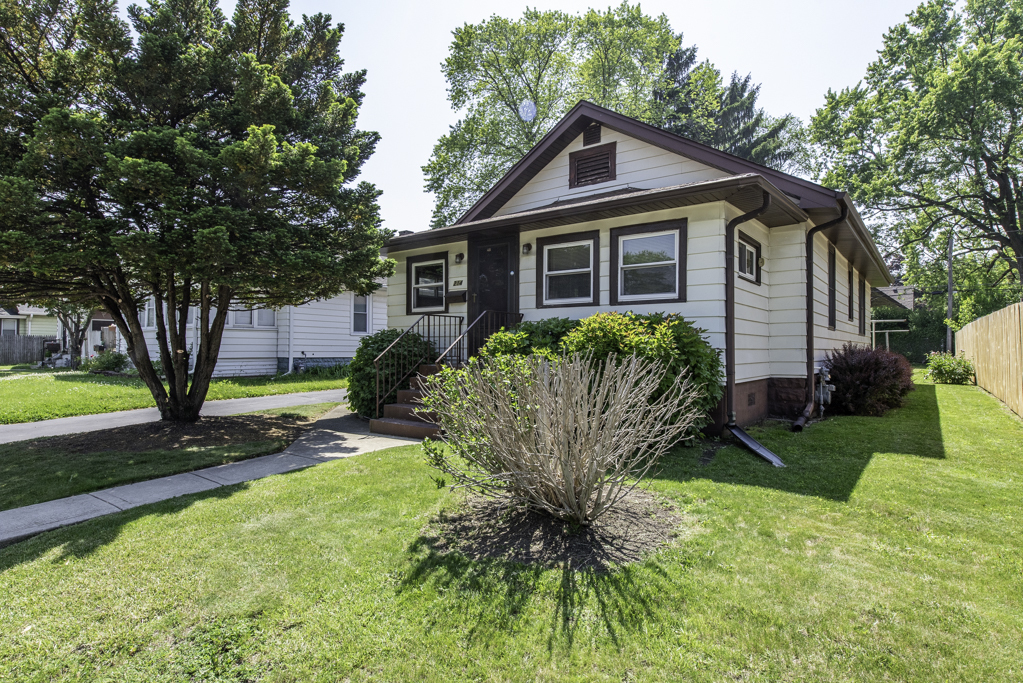 Property Photo: 214 S Lewis Avenue IL 60085