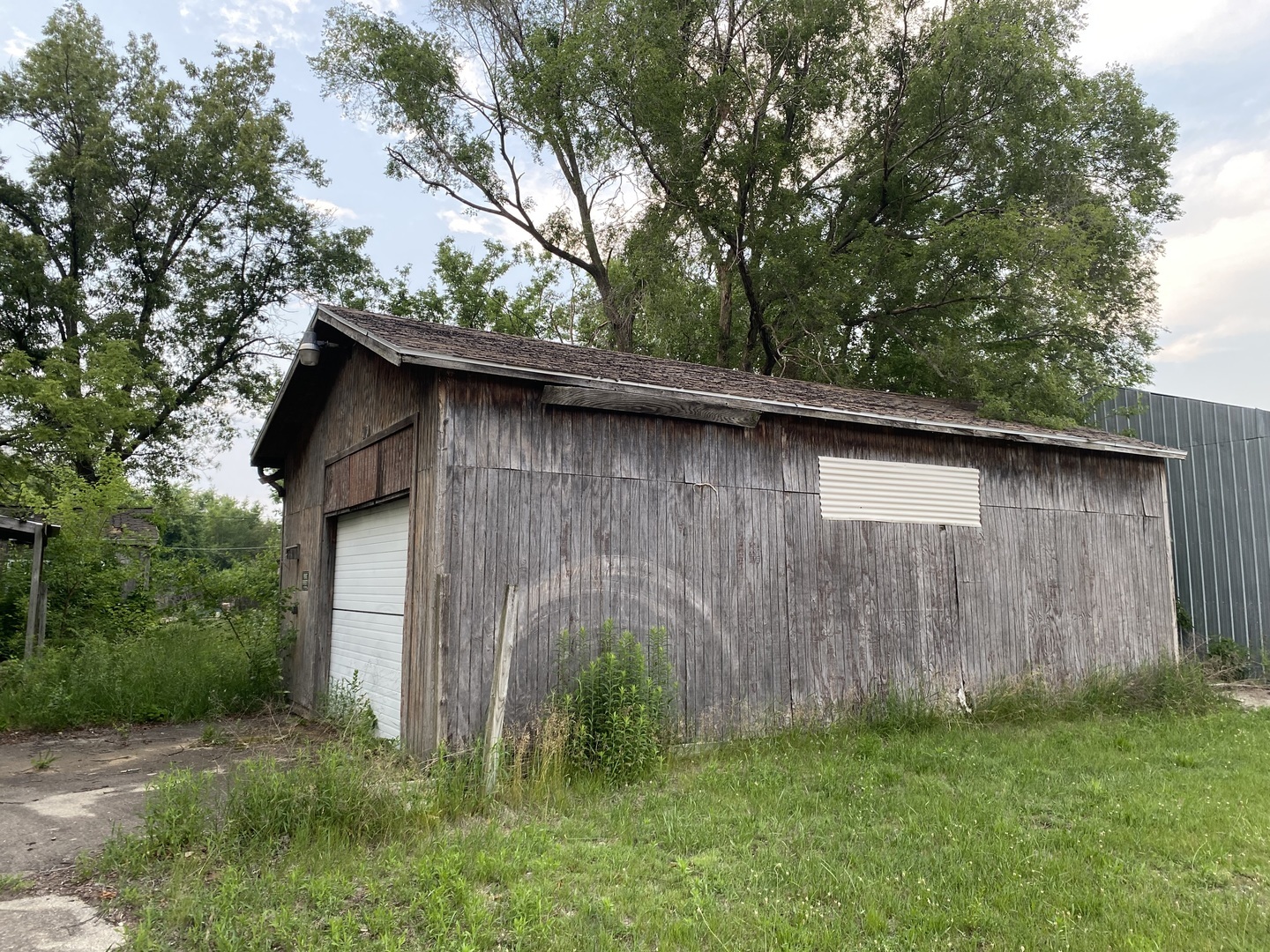 Property Photo: 110 N Robert Drive IL 60407