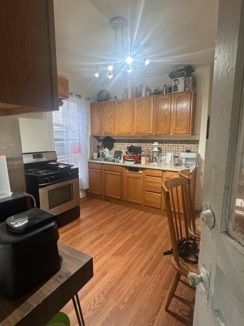 Property Photo: 7337 N Honore Street IL 60626