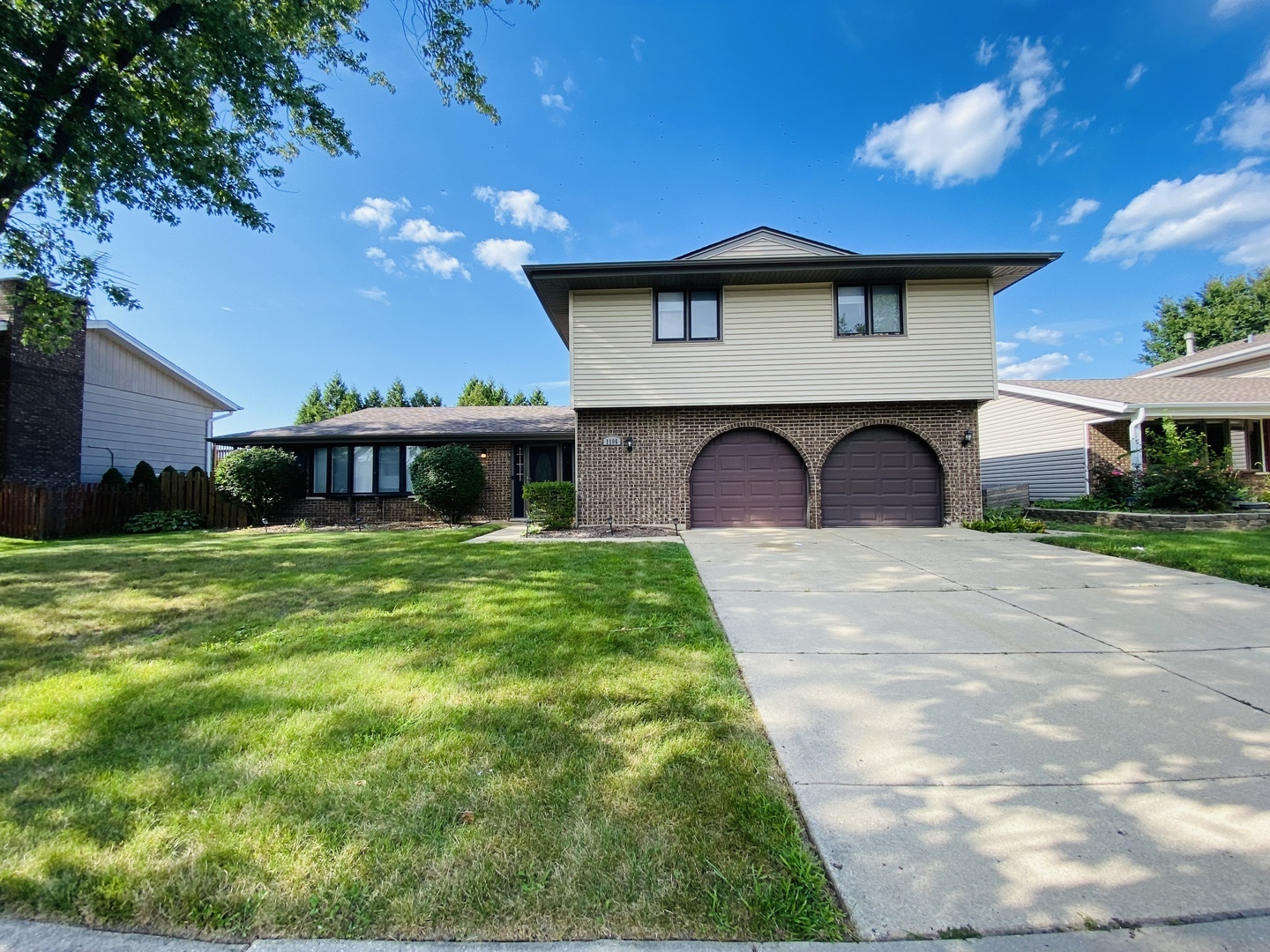 Property Photo: 1106 Westfield Lane IL 60193