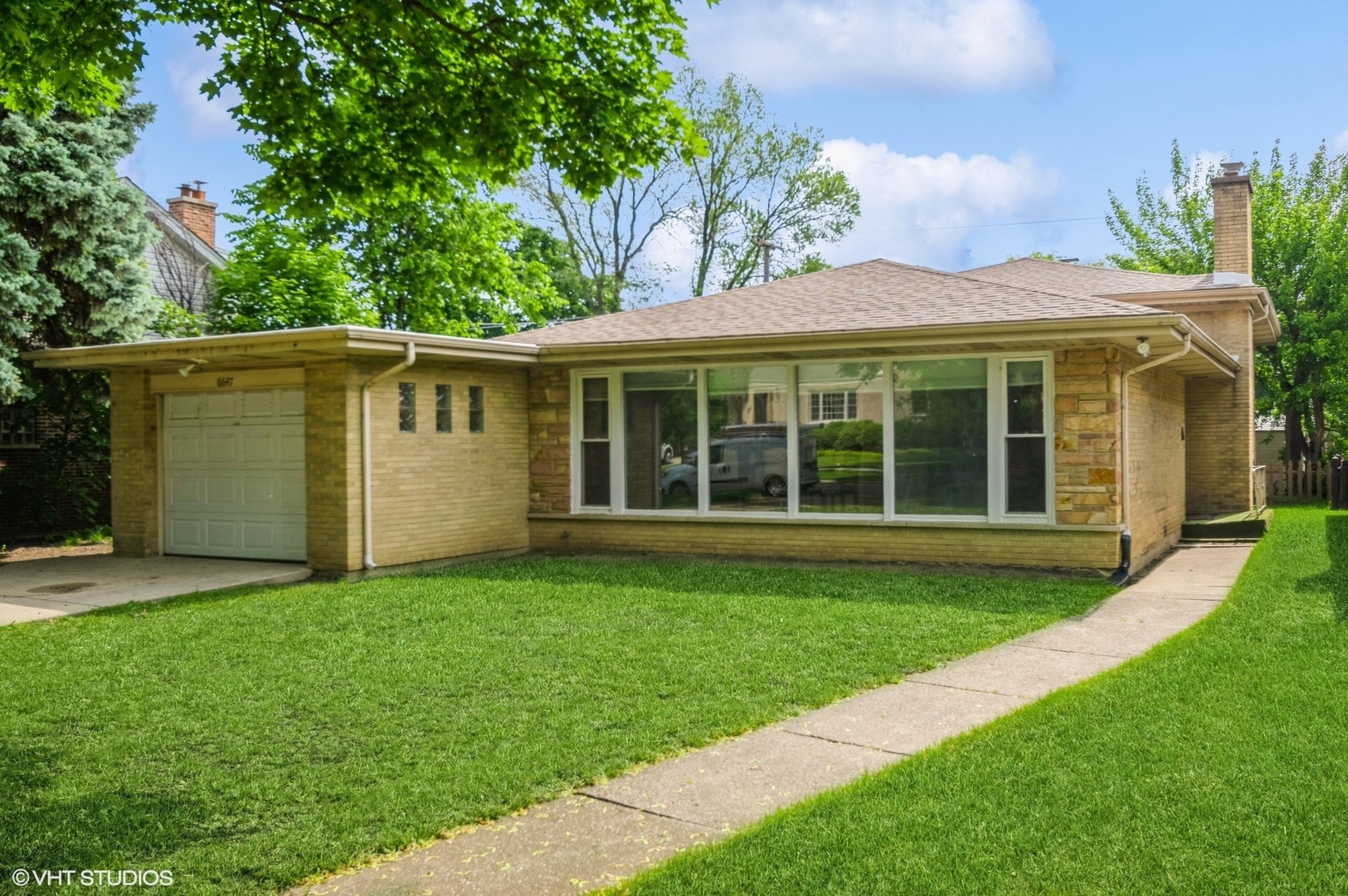 Property Photo: 6647 N Monticello Avenue IL 60712