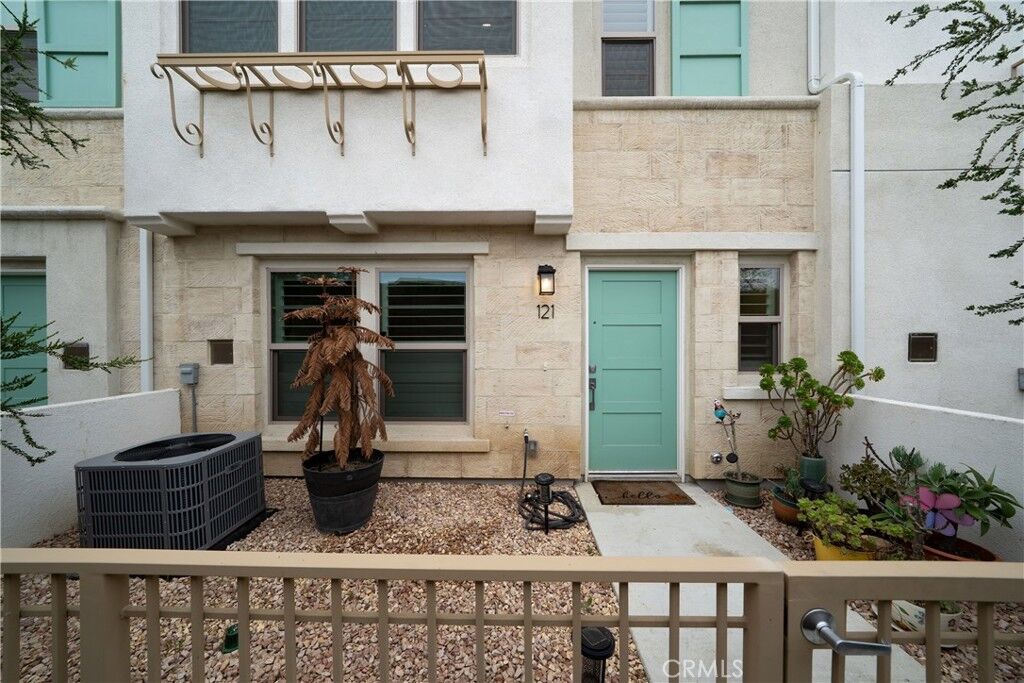 Property Photo:  121 E Knox Drive  CA 90631 