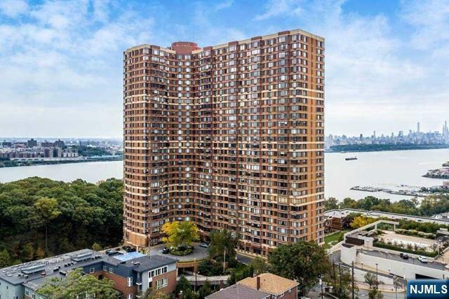 Property Photo:  100 Old Palisade Road 1411  NJ 07024 