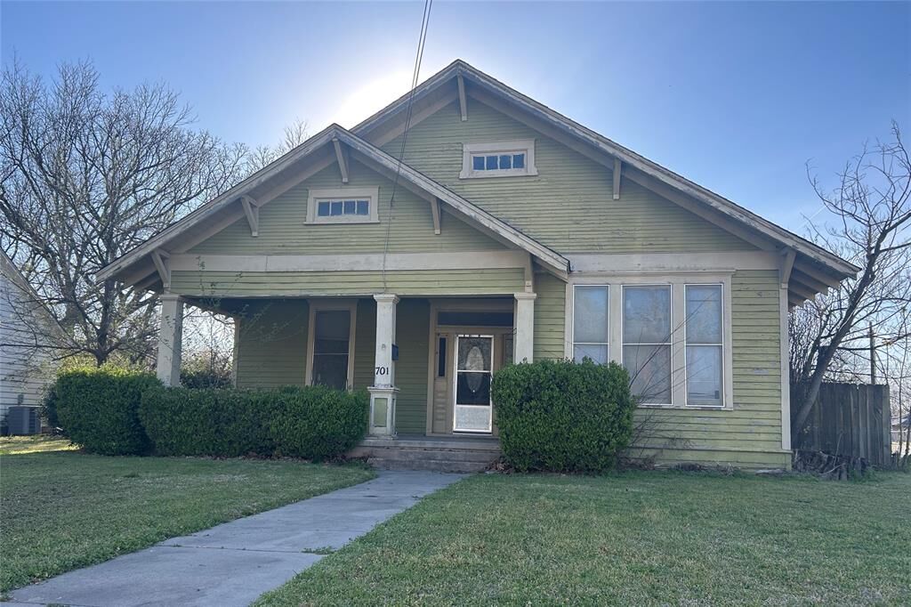 Property Photo:  701 S Clements Street  TX 76240 