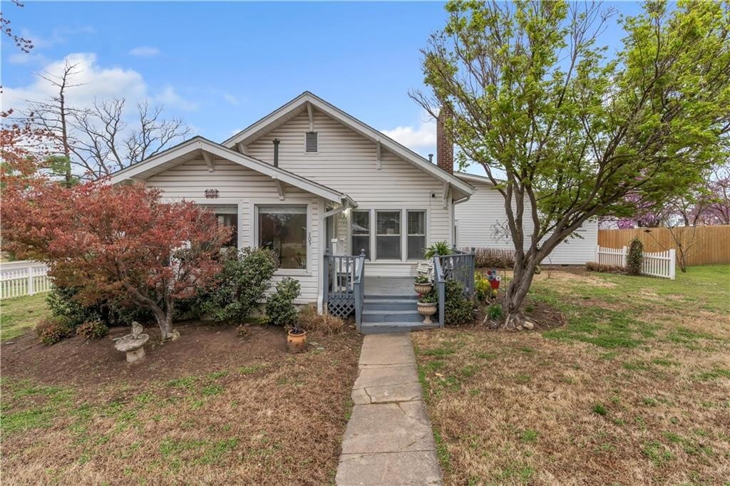 Property Photo: 105 SE 4th Avenue AR 72736