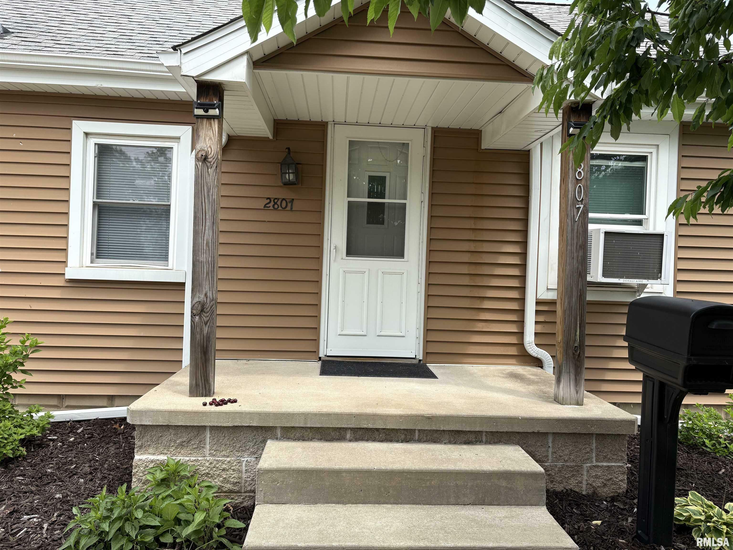 Property Photo: 2807 W Kenwood Avenue IL 61604