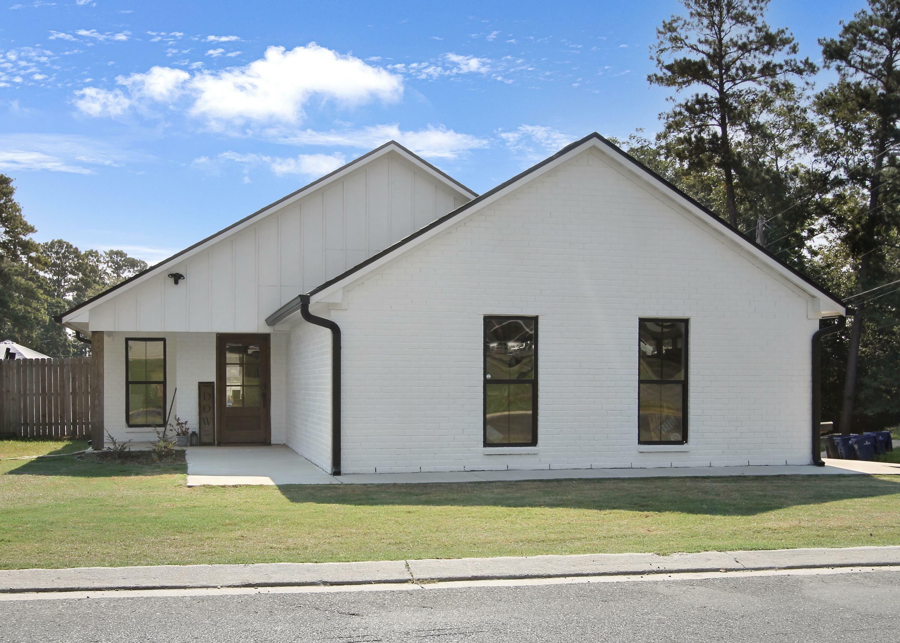 Property Photo: 1007 S 10th St LA 71446