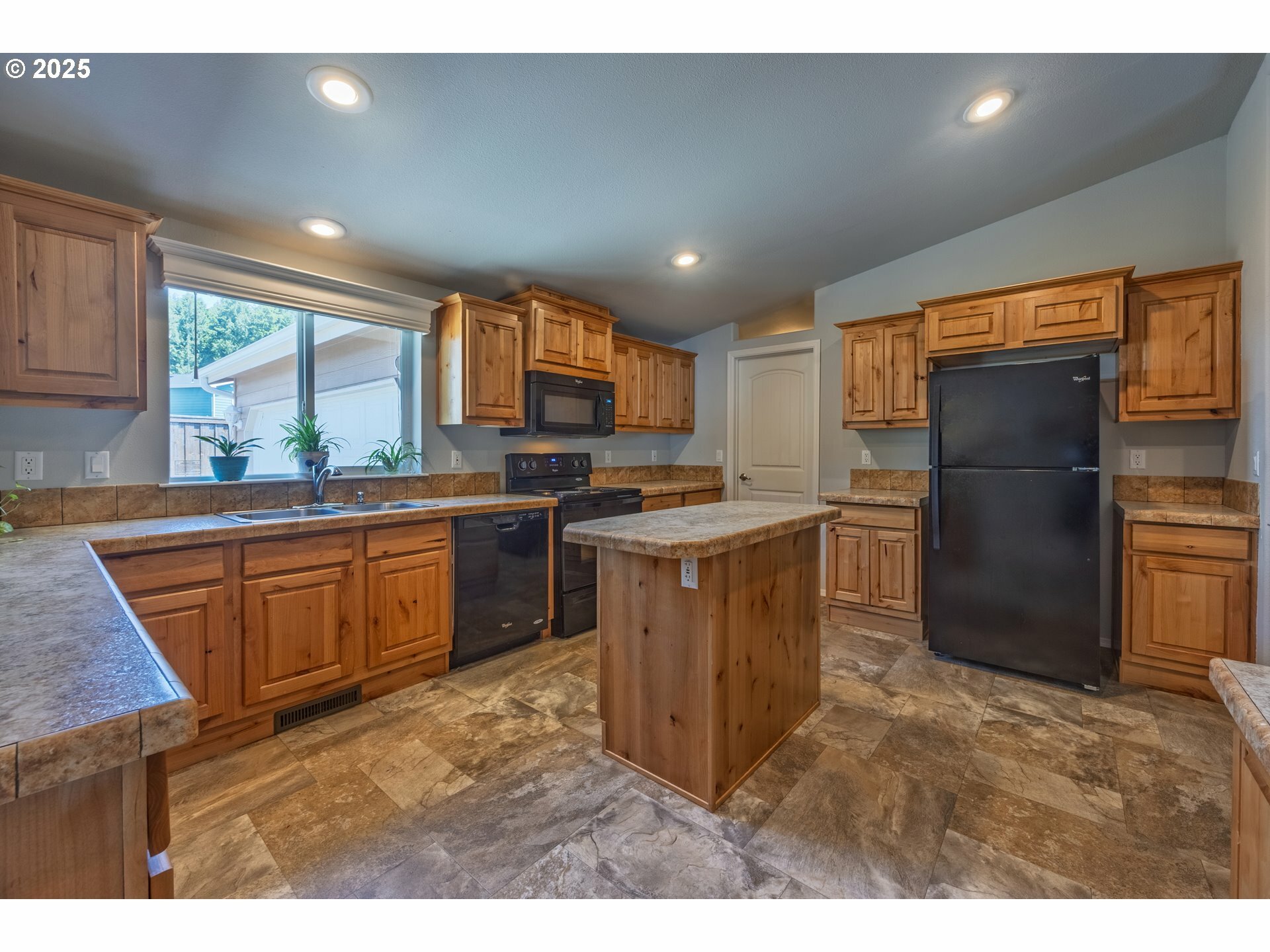 Property Photo: 160 SE Whalesong Dr OR 97341