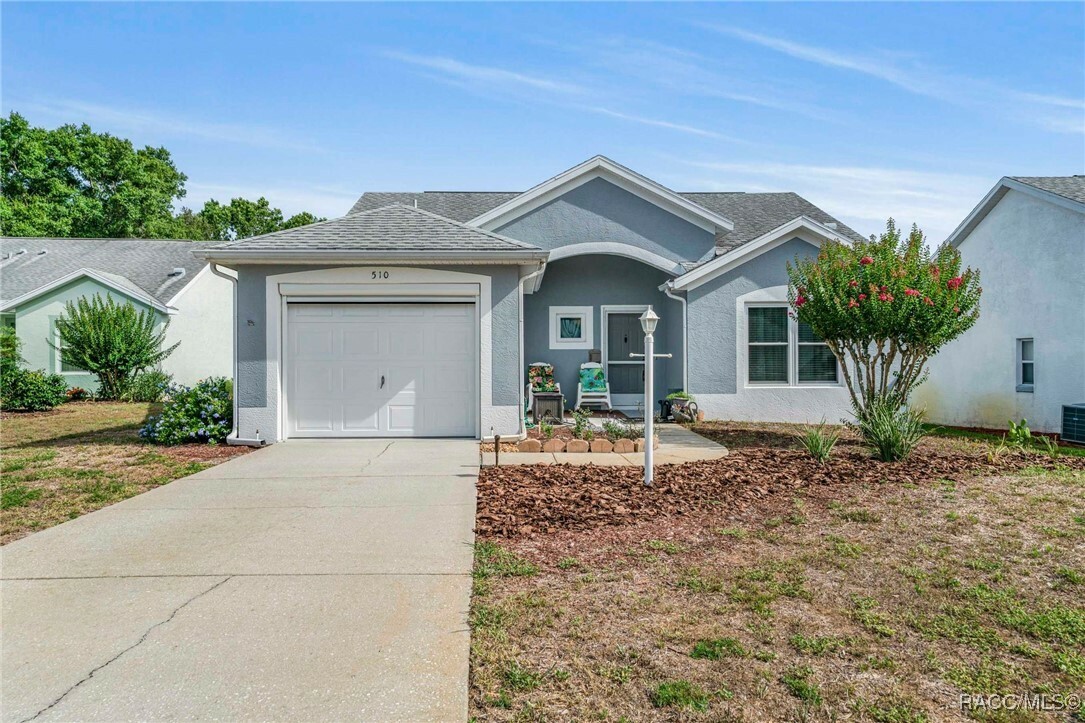 Property Photo: 510 W Larchmont Court FL 34465