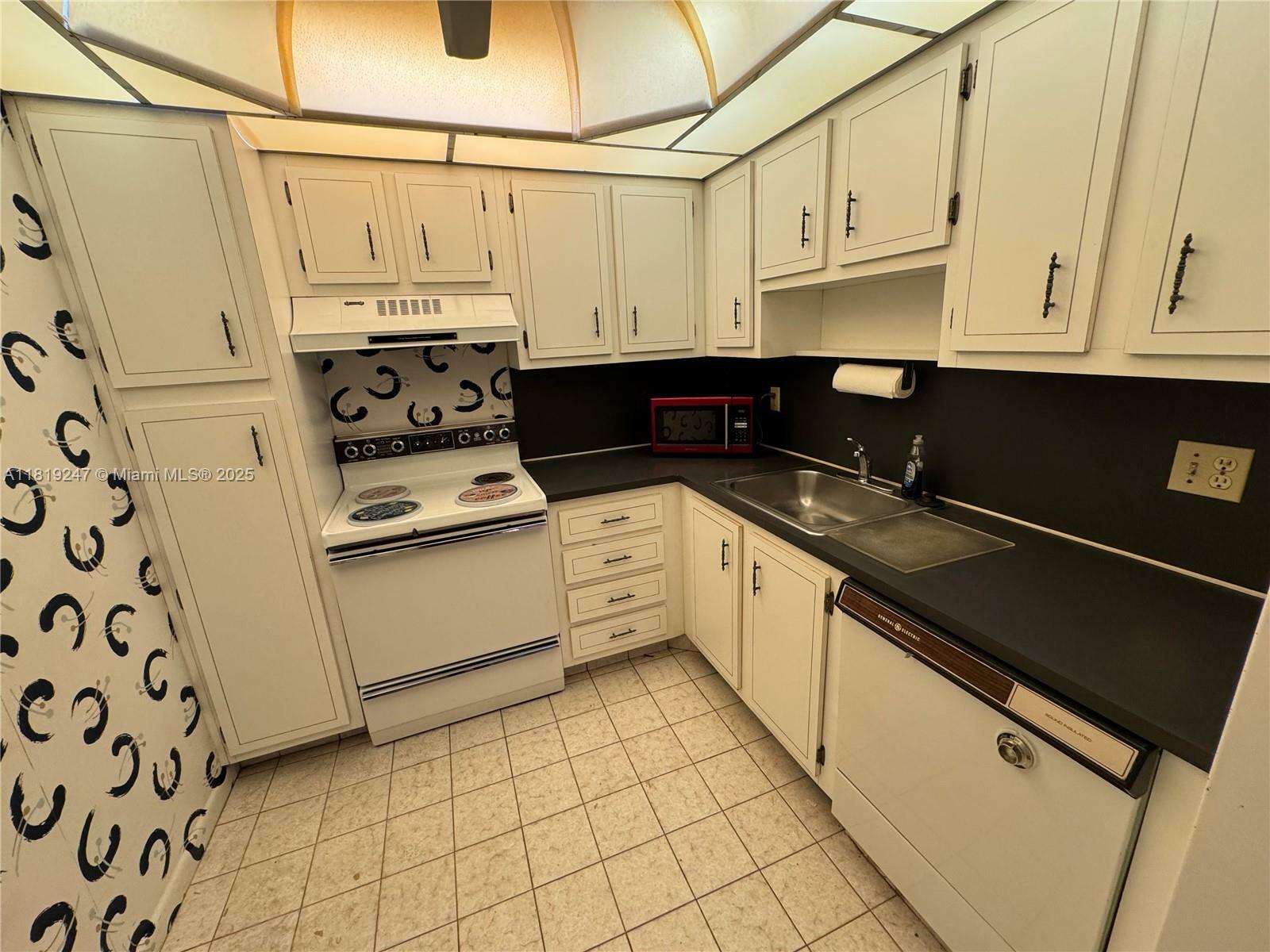 Property Photo: 1100 Saint Charles Pl 203 FL 33026