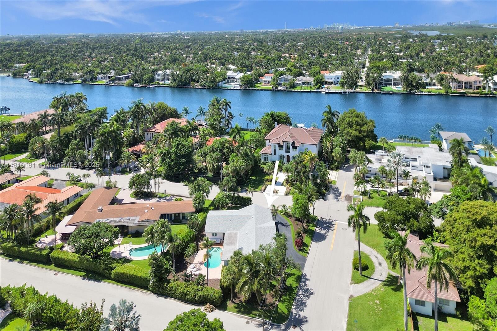 Property Photo:  1000 S Southlake Dr  FL 33019 