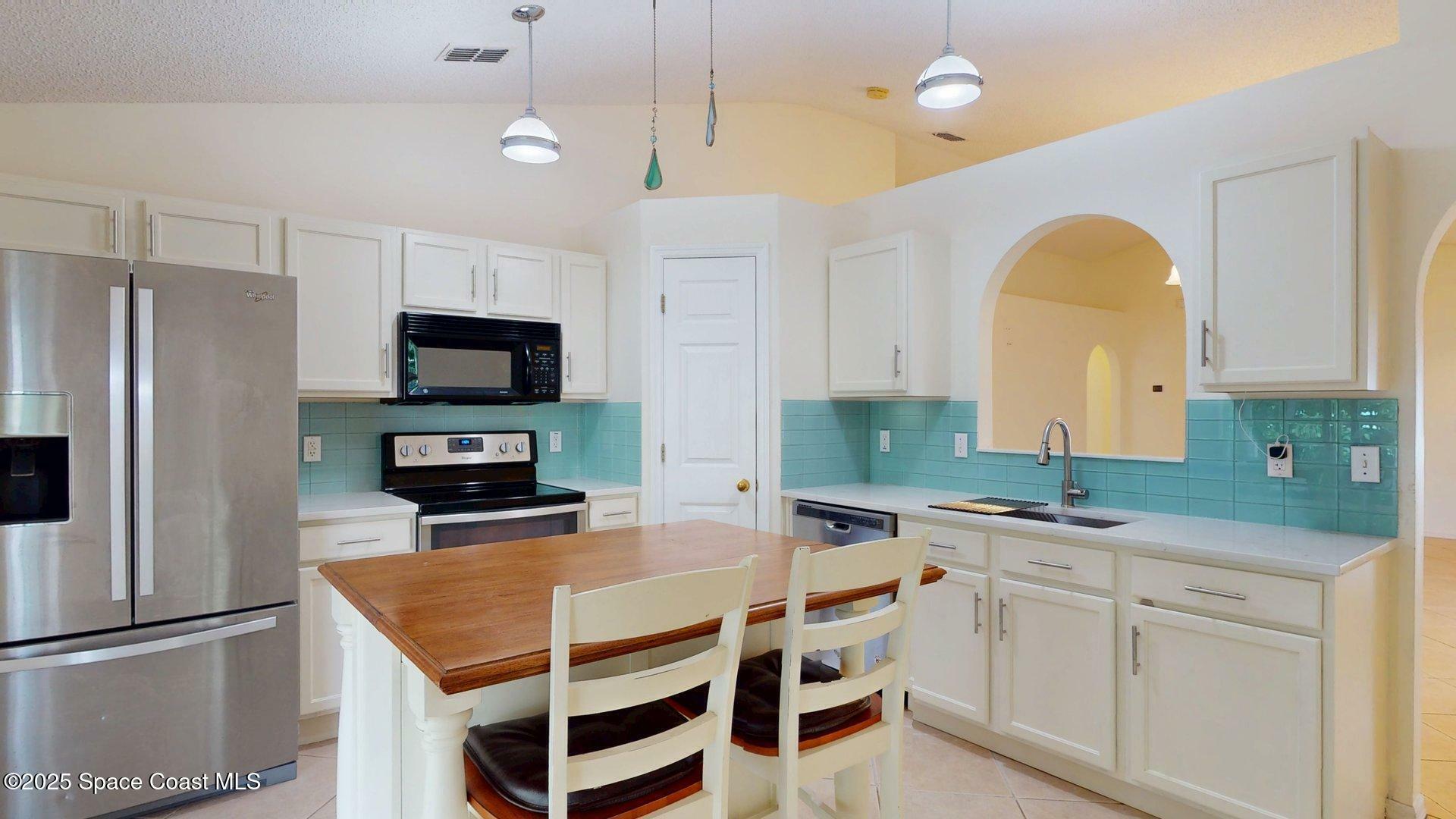 Property Photo: 2178 Redwood Circle NE FL 32905