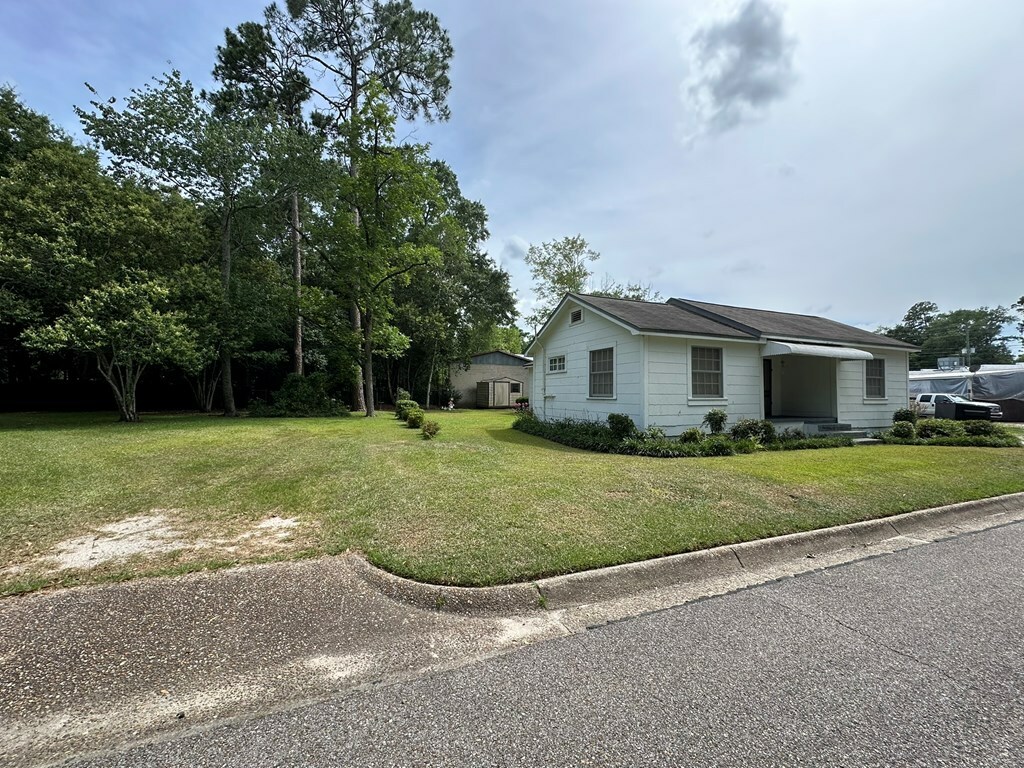 Property Photo: 111 Helen Street AL 36301