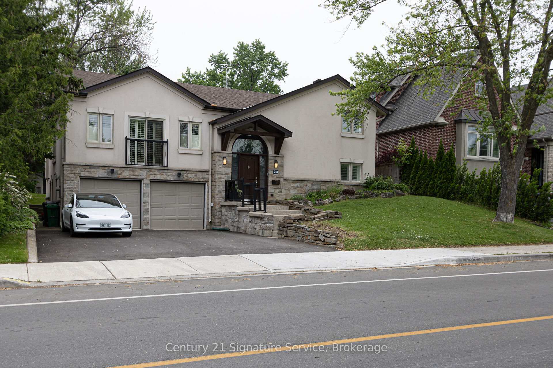 Photo de la propriété: 24 Joymar Drive ON L5M 1E9
