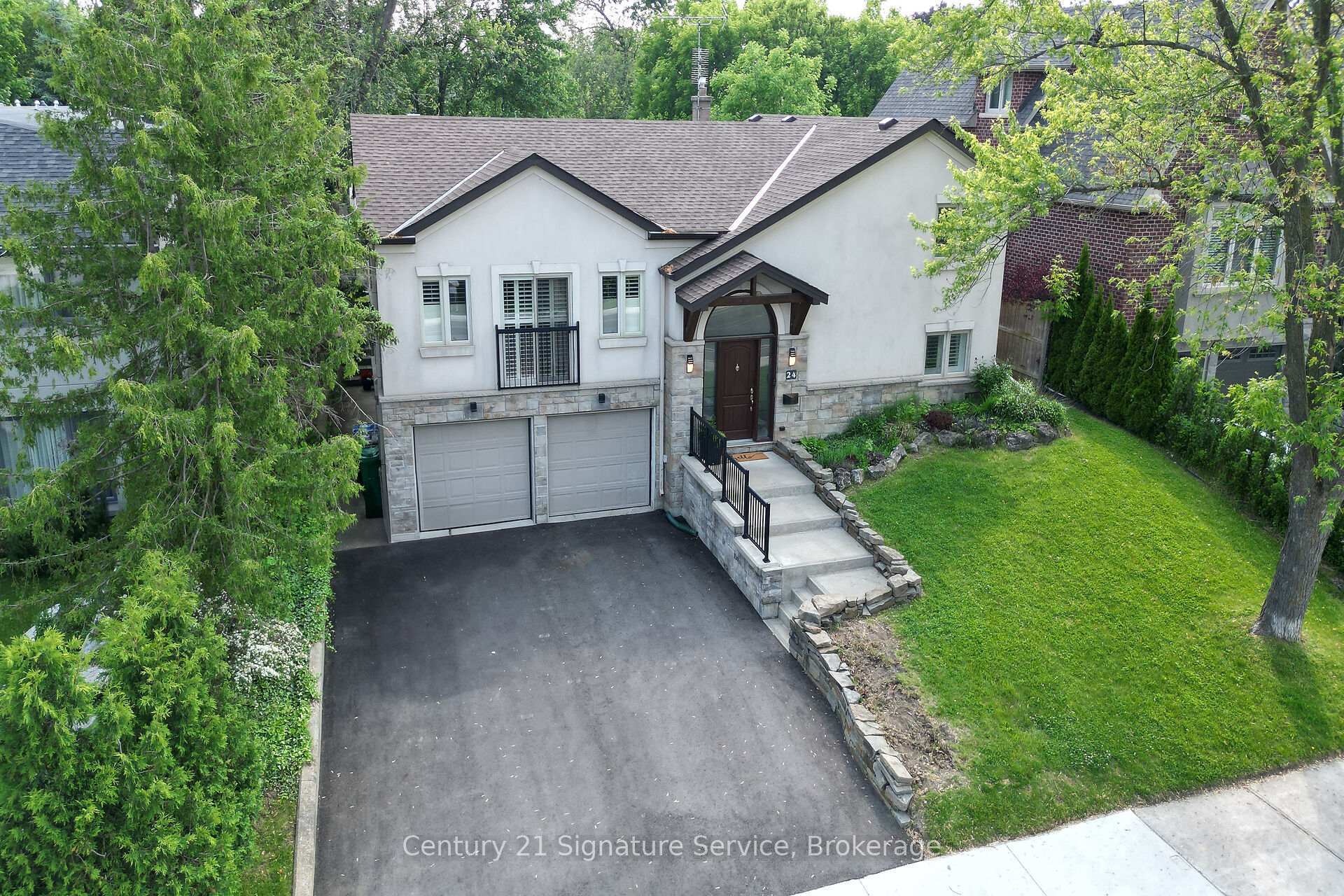 Photo de la propriété: 24 Joymar Drive ON L5M 1E9