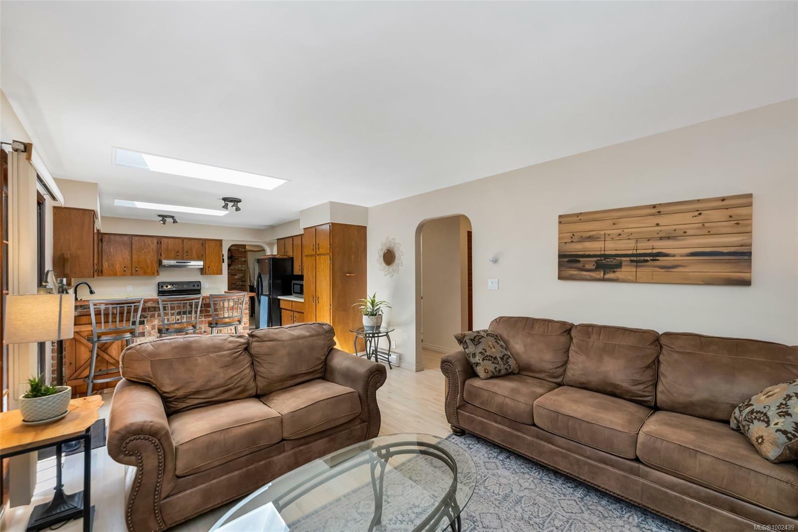 Property Photo: 665 Meredith Rd BC V8H 1E6