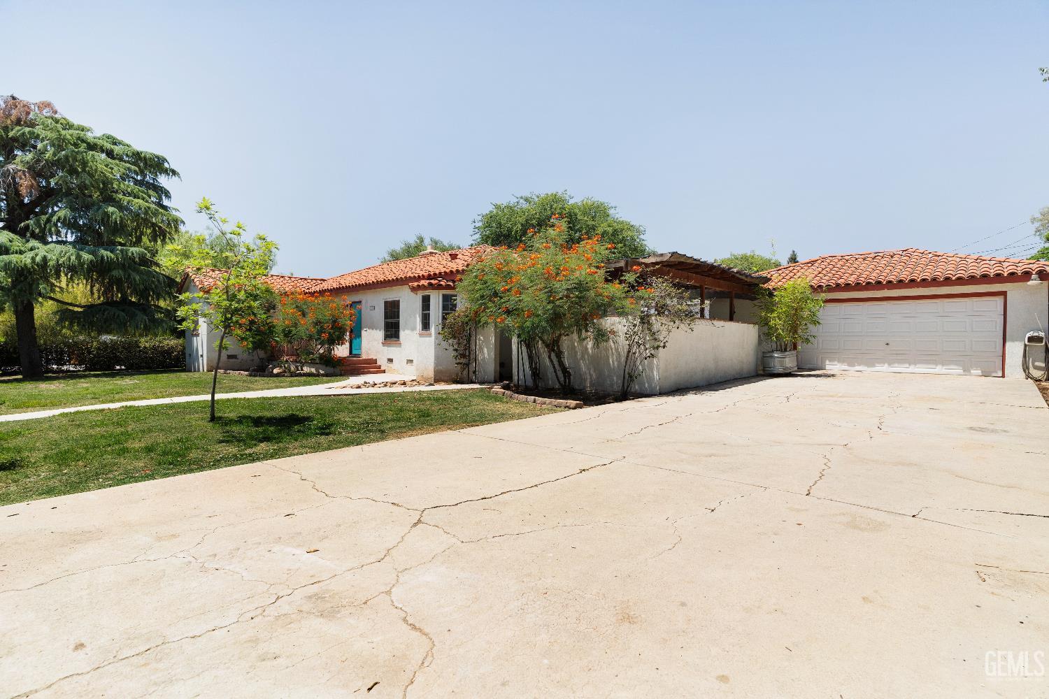 Property Photo: 700 Hillcrest Drive CA 93305