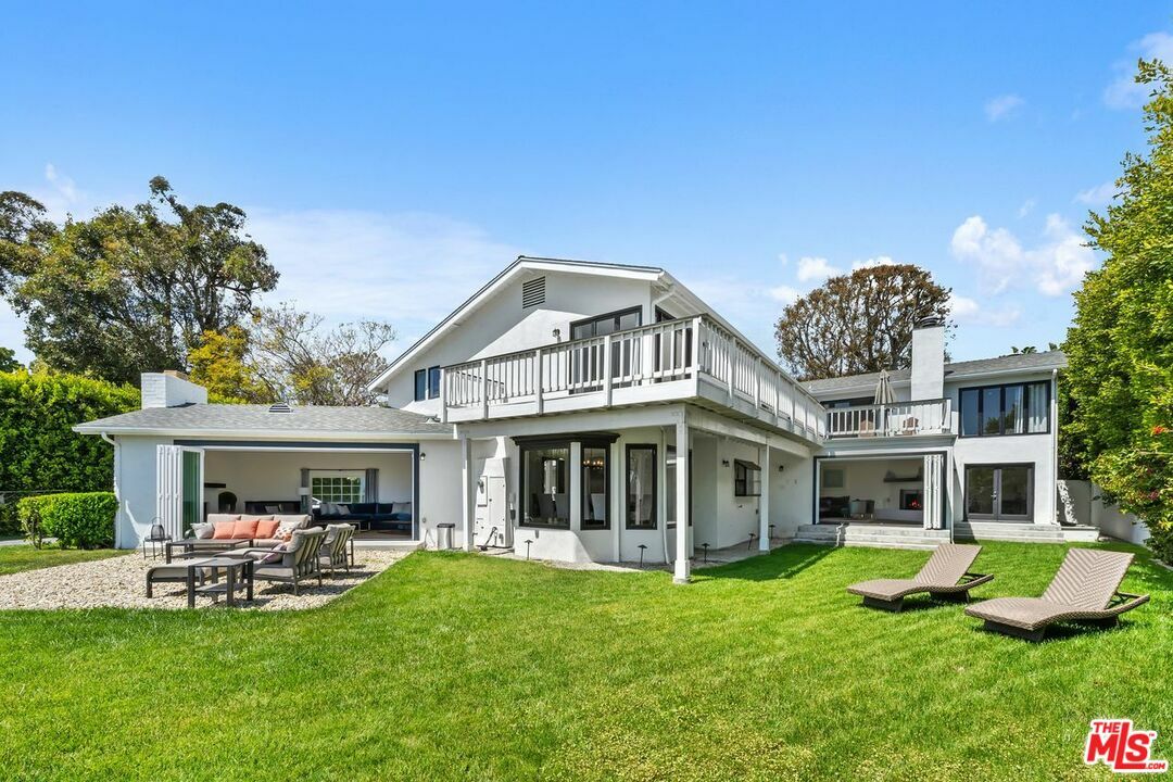 Property Photo: 400 Chautauqua Blvd CA 90272